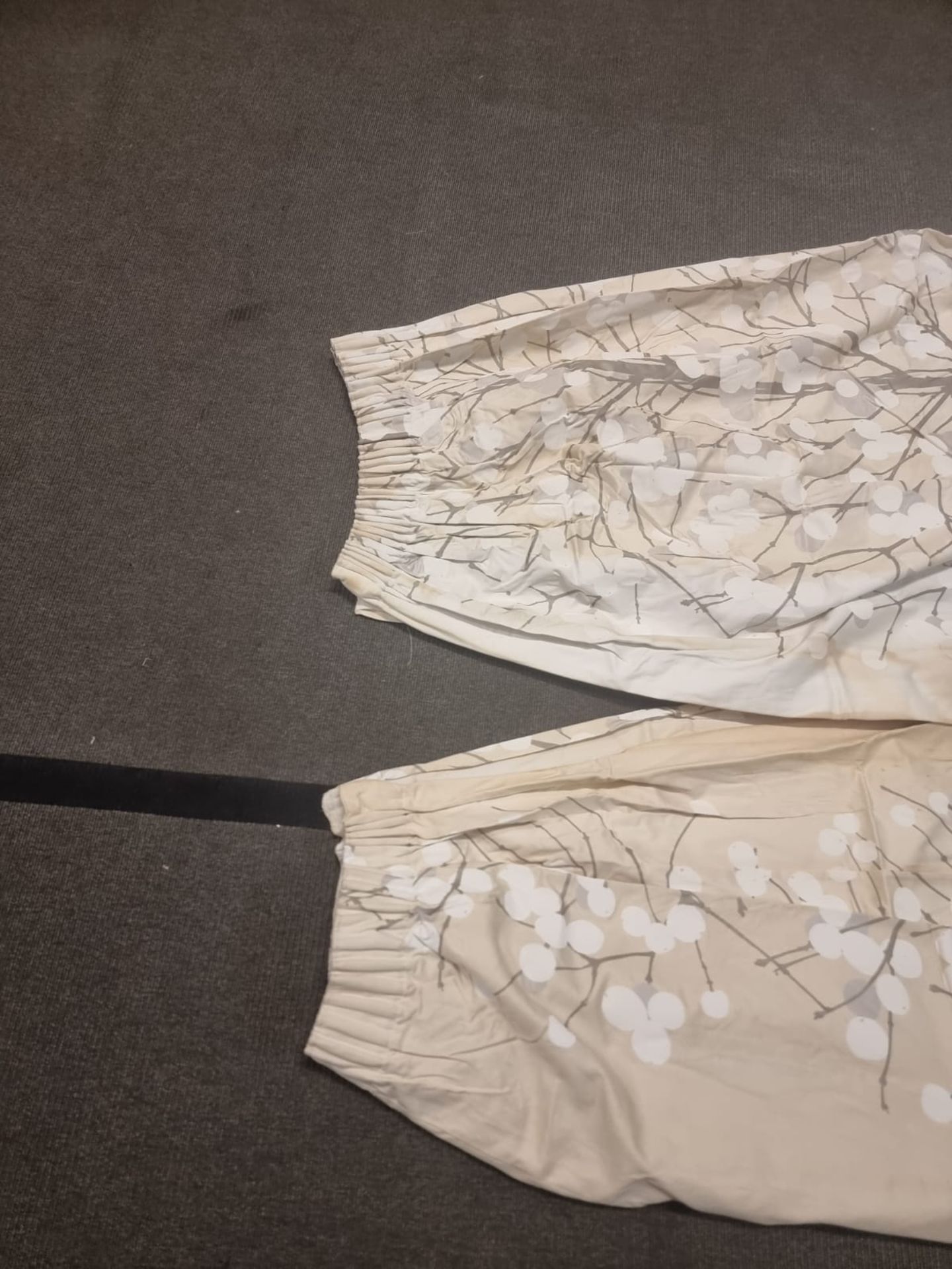 A pair of cream drapes silk with a budding tree pattern fully lined 90cm wide x 250cm drop [x2] - Image 4 of 5