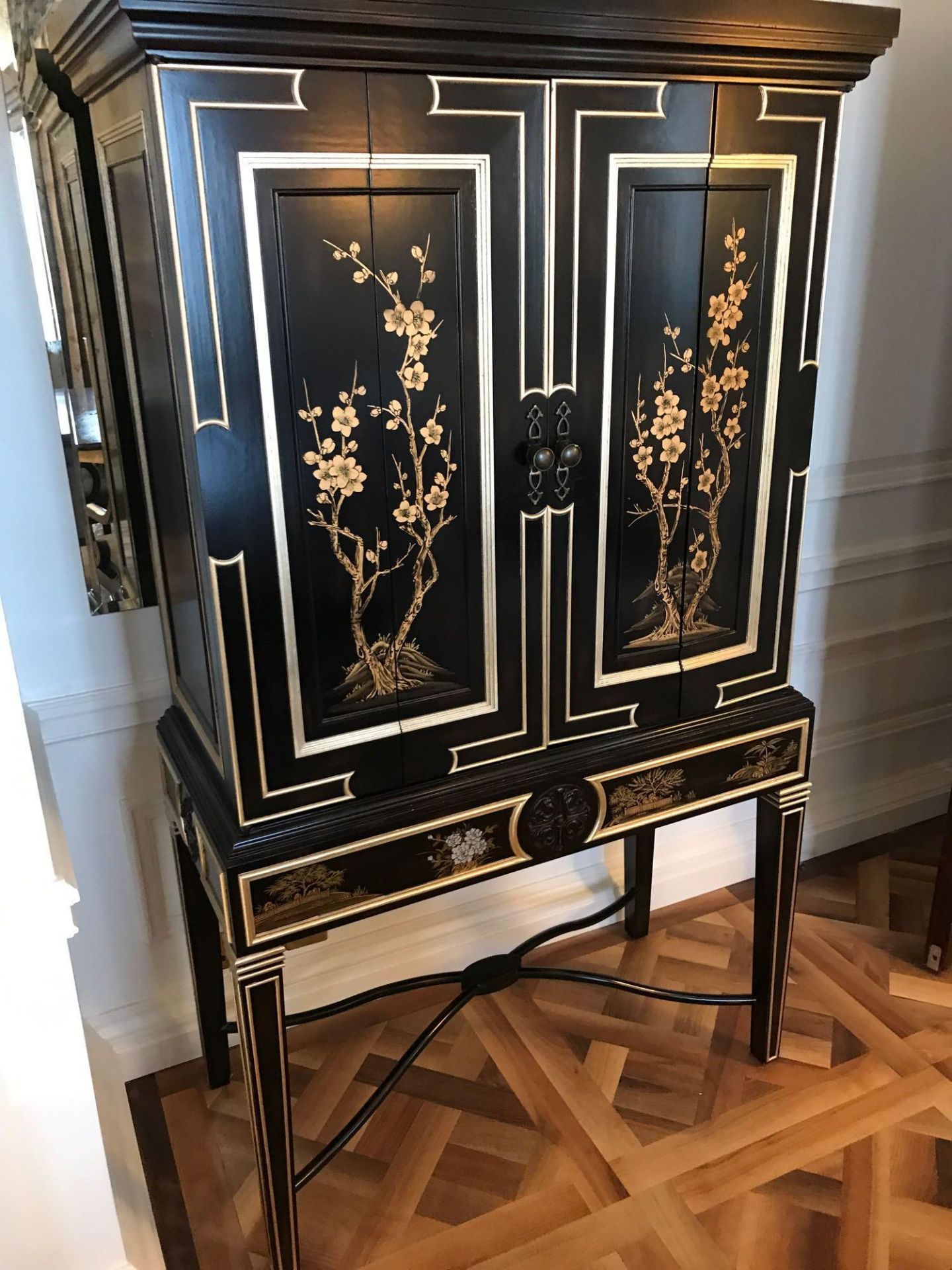 Restall Brown & Clennell English Georgian Style Black Lacquered Chinoiserie Gilded Cocktail