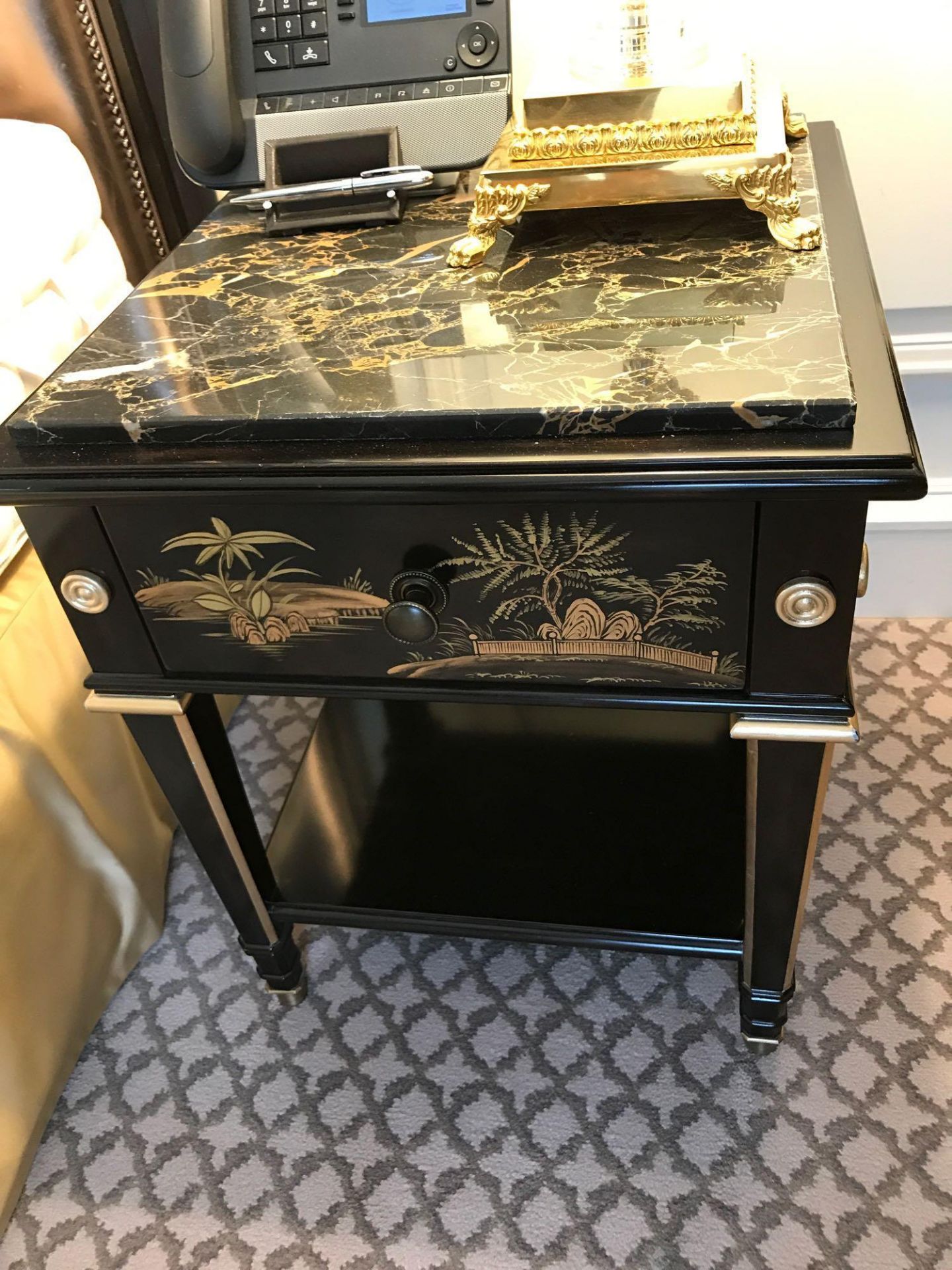 A Pair Of Marble Top Restall Brown & Clennell Chinoiserie Black Lacquer Nightstands With Single - Bild 2 aus 2