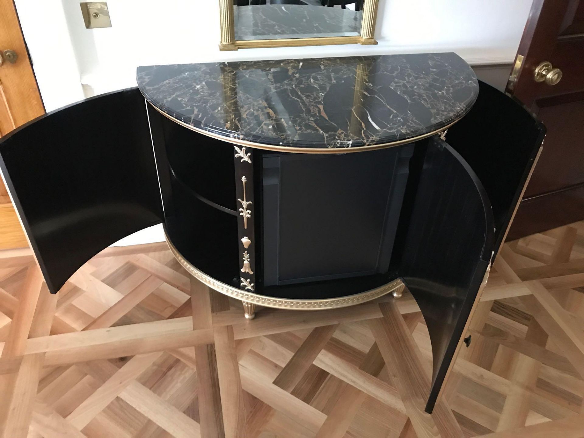 Black Lacquer Hand Decorated Chinoiserie Serpentine Commode By Restall Brown And Clennell The Unit - Bild 2 aus 2