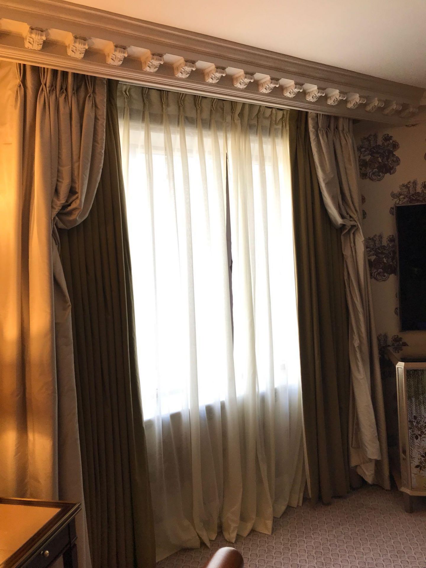 A Pair Of Silk Drapes And Jabots Gold And Green 255 x 260cm Room 640