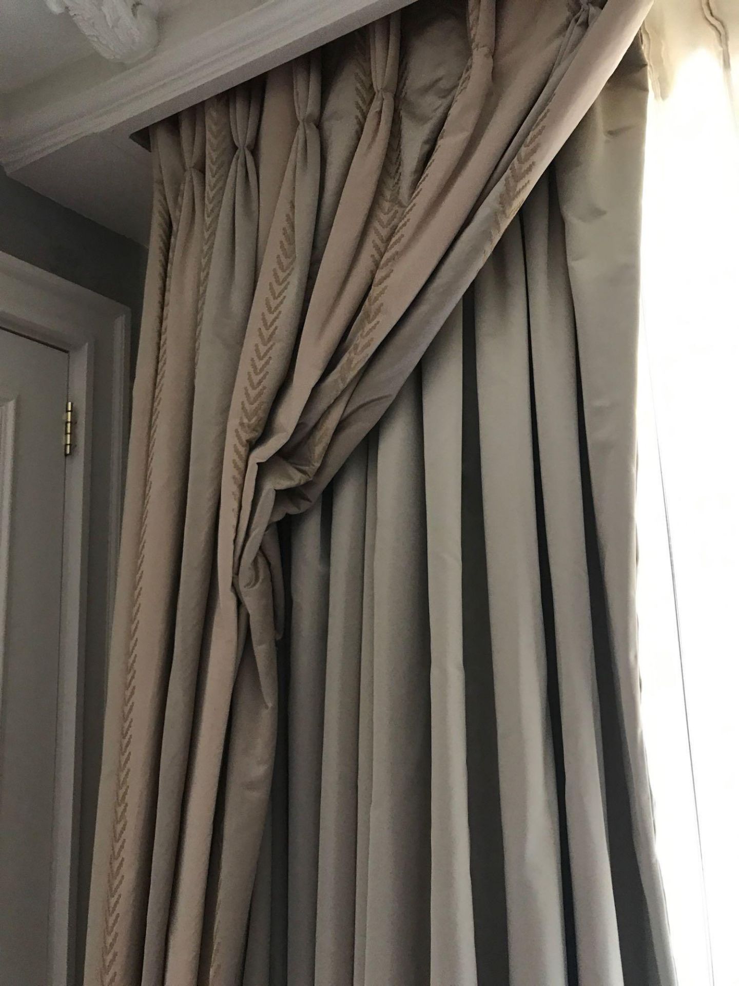 A Pair Of Gold Silk Drapes And Jabots With Tie Backs Span 255 x 280cm Room 610 - Image 2 of 3