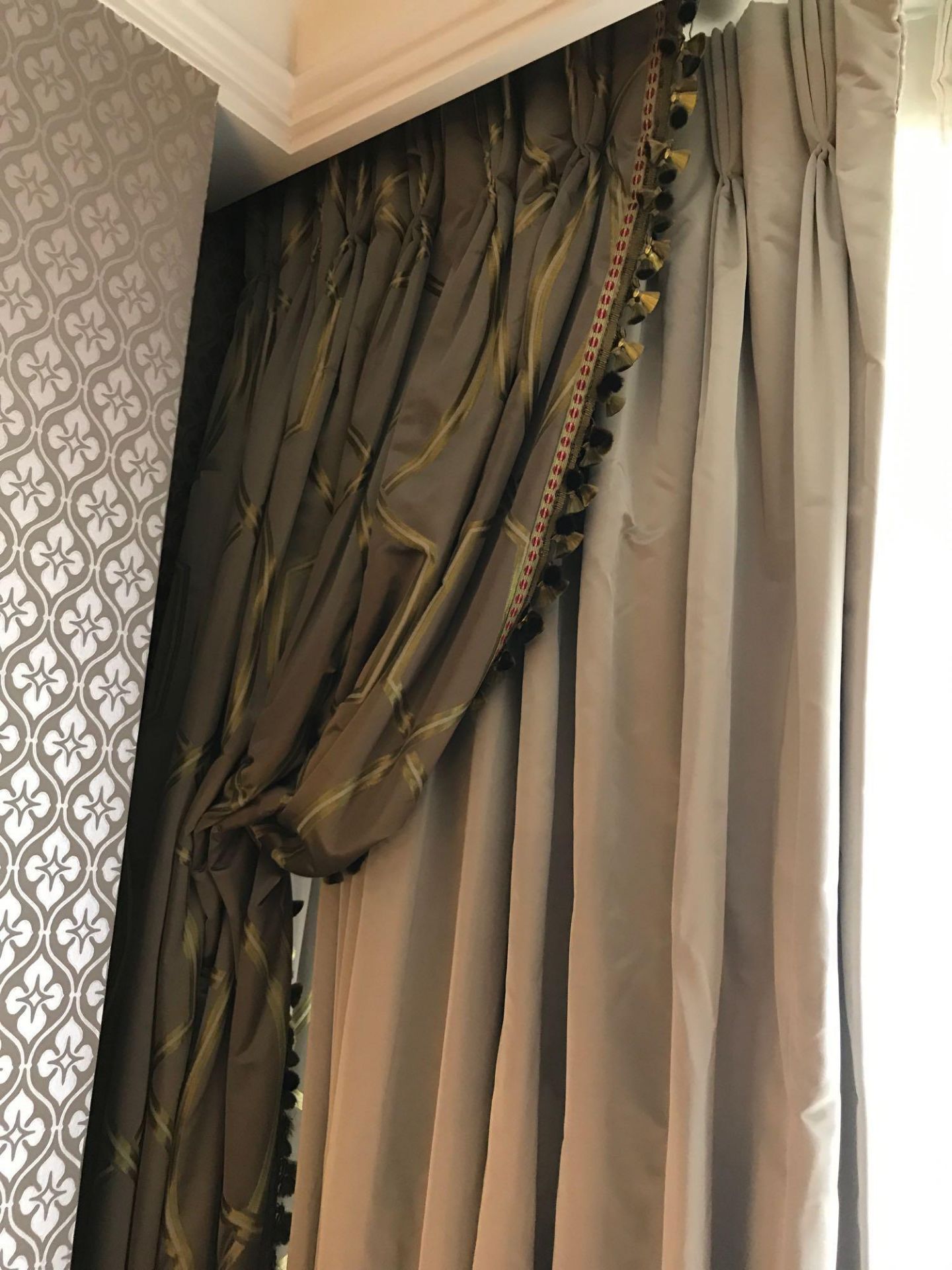 A Pair Of Silk Drapes And Jabots Green And Pattern With Tassel Detail 255 x 255cm Room 627 - Image 3 of 3