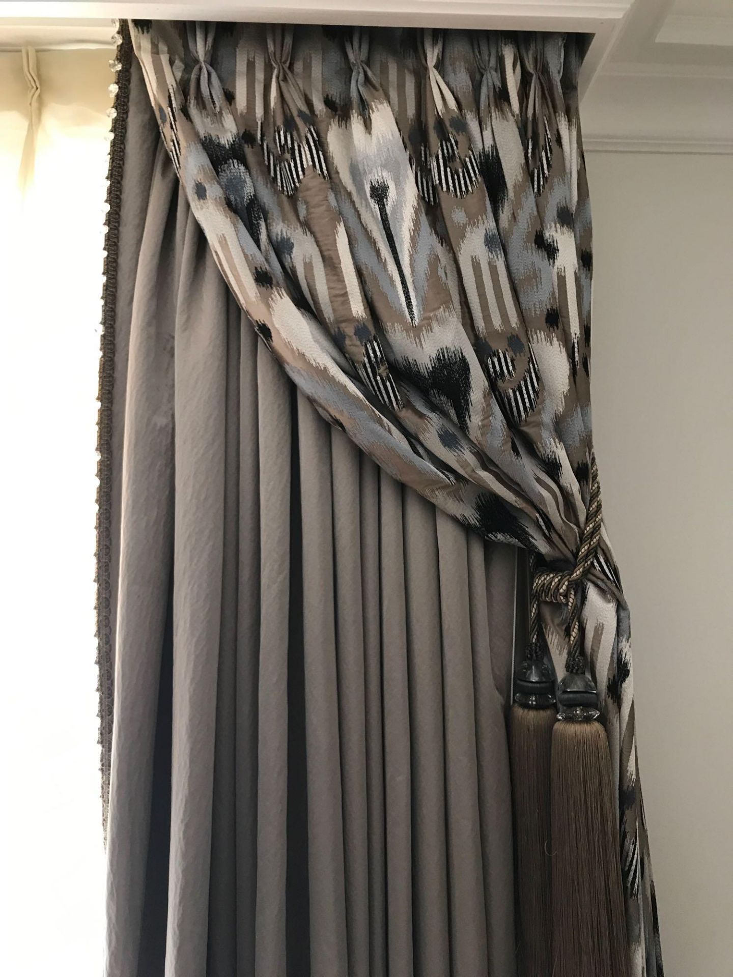 A Pair Of Silk Drapes And Jabots Patterned Green 250 x 240cm Room 604 - Bild 2 aus 2