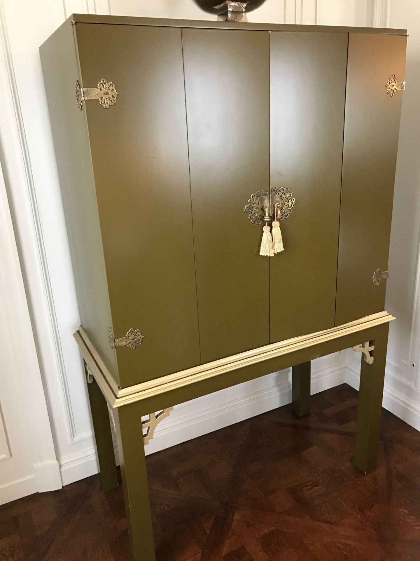 Restall Brown & Clennell English Georgian Style Green Lacquered Chinoiserie Gilded Cocktail