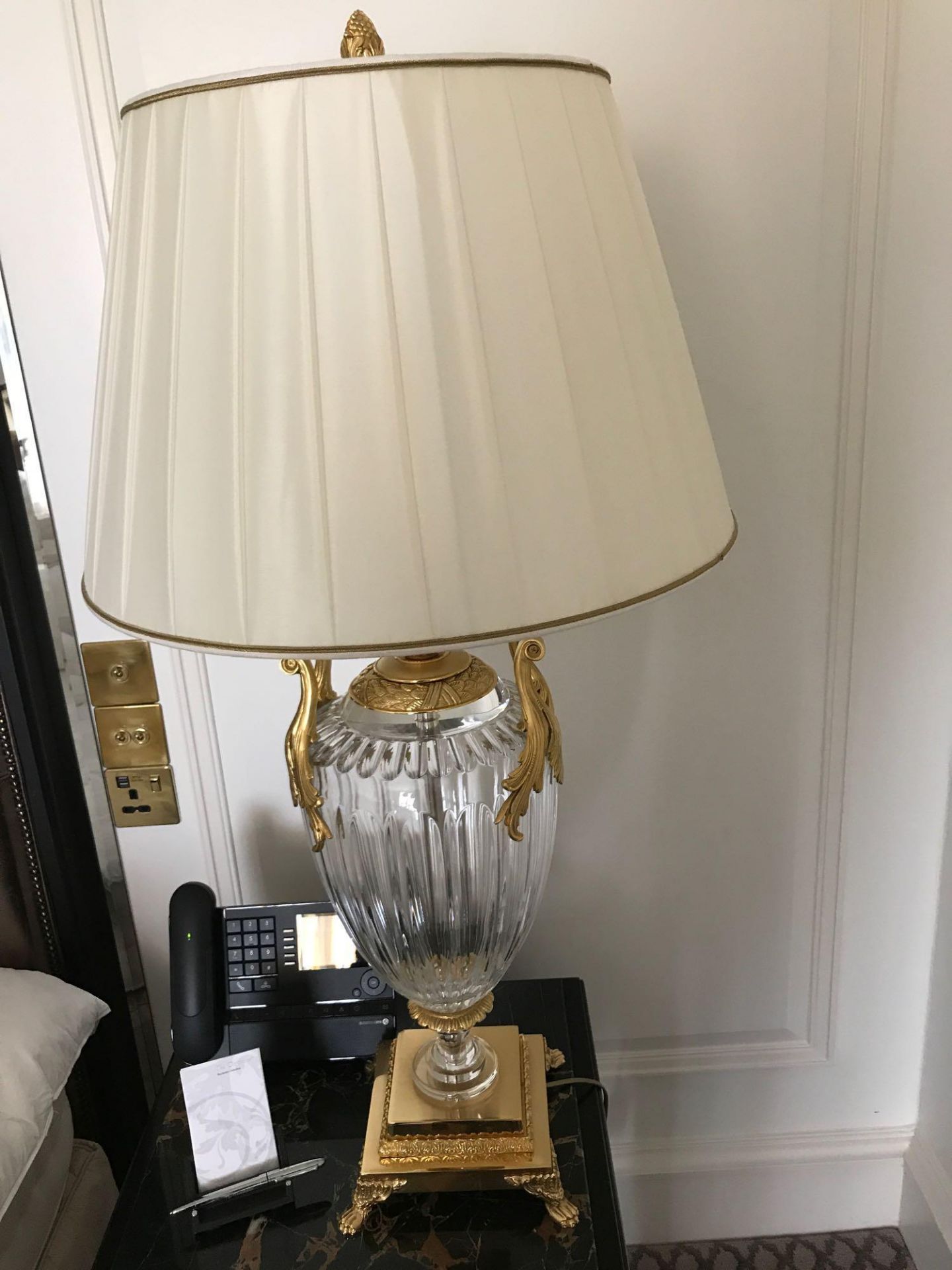 A Pair Of Laudarte Crystal Table Lamps Inserts And Decorations In 24ct Gold With Shade 95cm Tall - Bild 2 aus 2