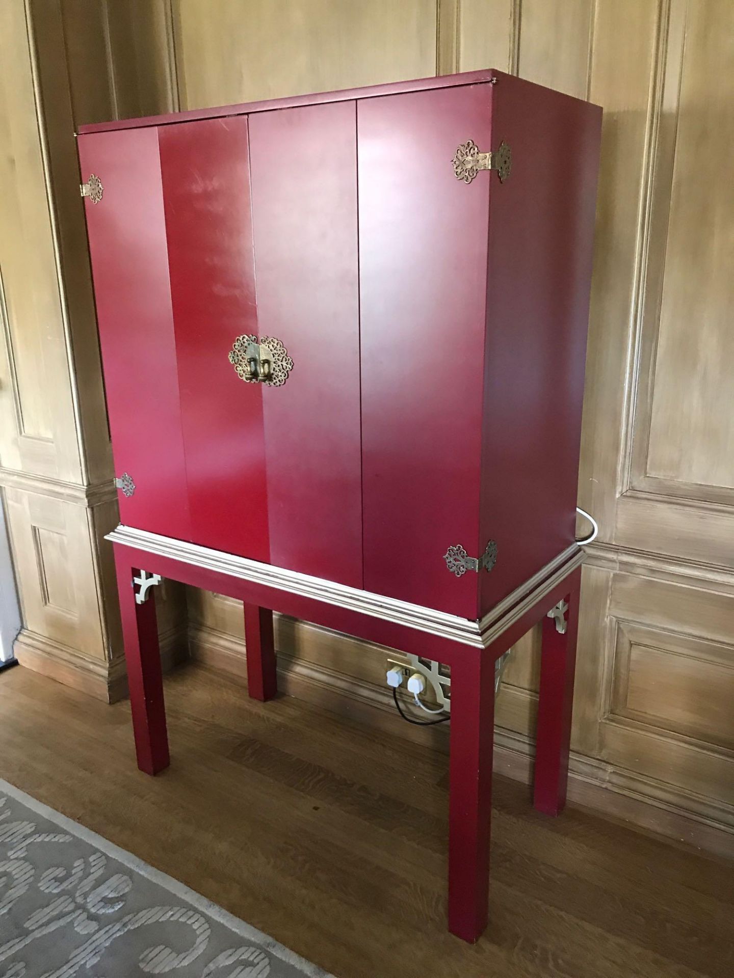 Restall Brown & Clennell English Georgian Style Red Lacquered Chinoiserie Gilded Cocktail Cabinet