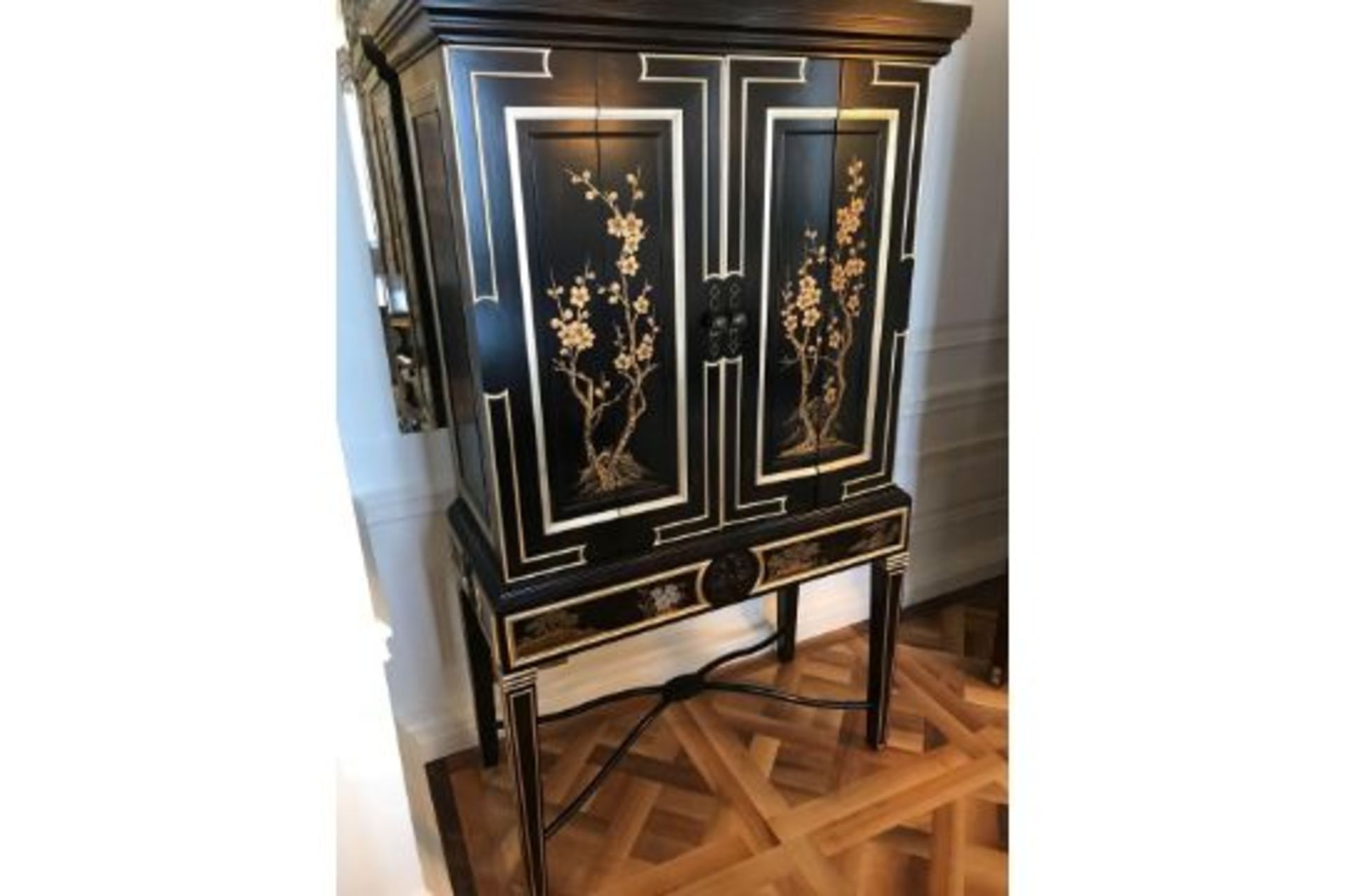 Restall Brown & Clennell English Georgian Style Black Lacquered Chinoiserie Gilded Cocktail