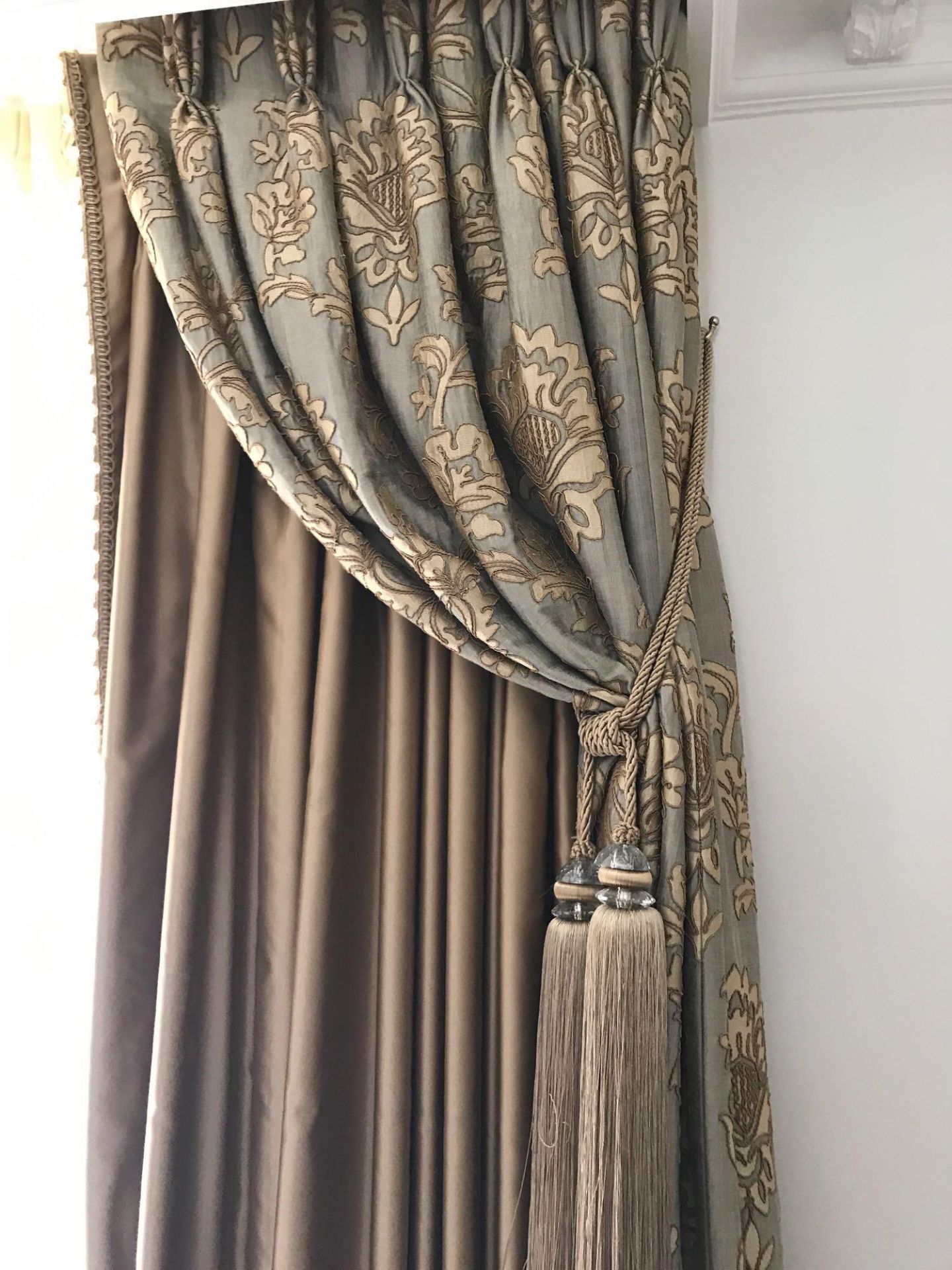 A Pair Of Silk Drapes And Jabots With Crystal Trim Gold Green Embroidered Pattern 255 x 250cm Room - Image 2 of 2