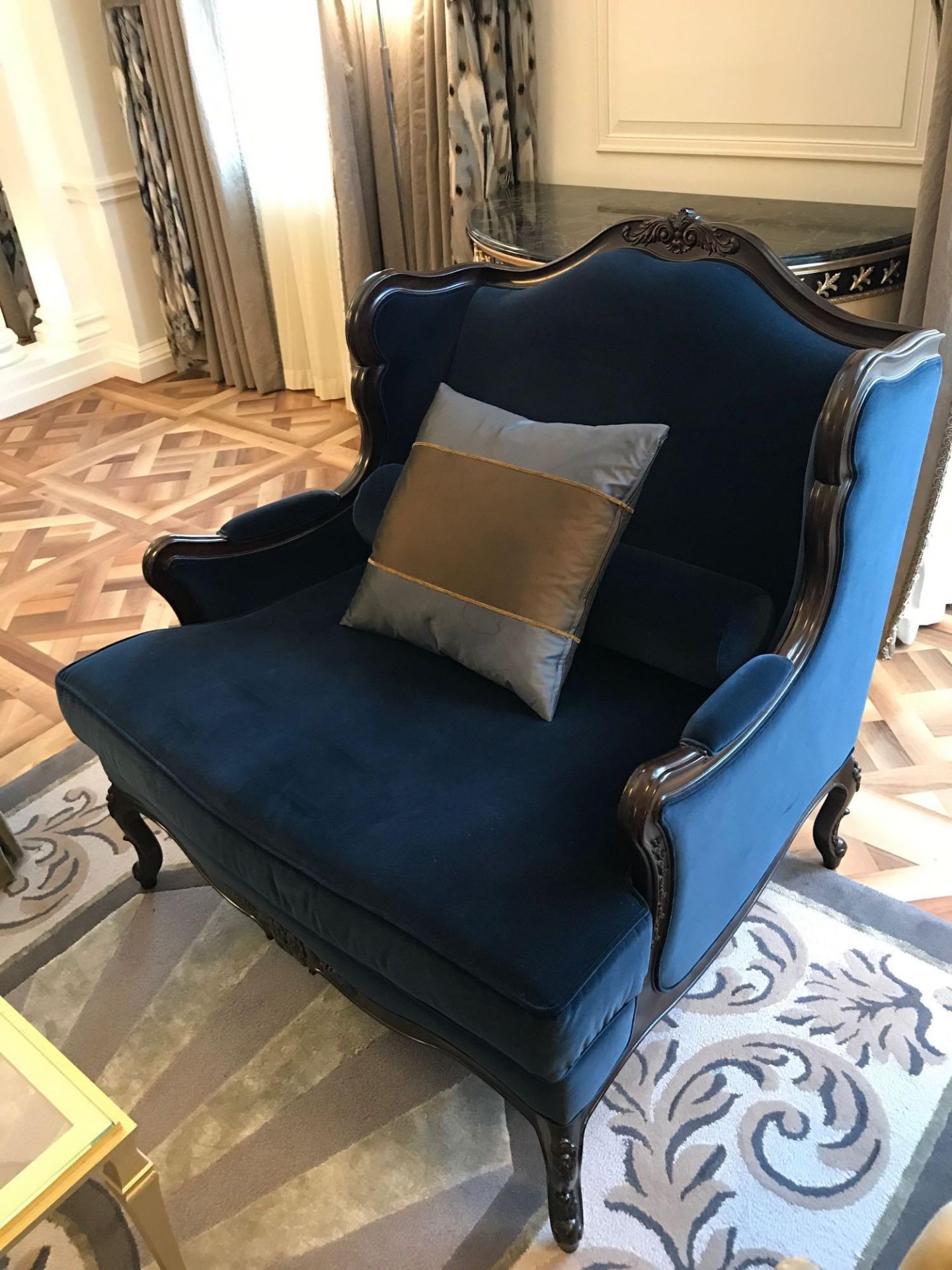 Louis XV Style Loveseat Mahogany Carved With Floral Patina And Cabriole Legs Blue Upholstered 100 - Bild 2 aus 2