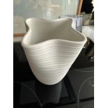 Jonathan Adler Stoneware Peruvian Pinch Vase 18 x 14cm (Apt 10)