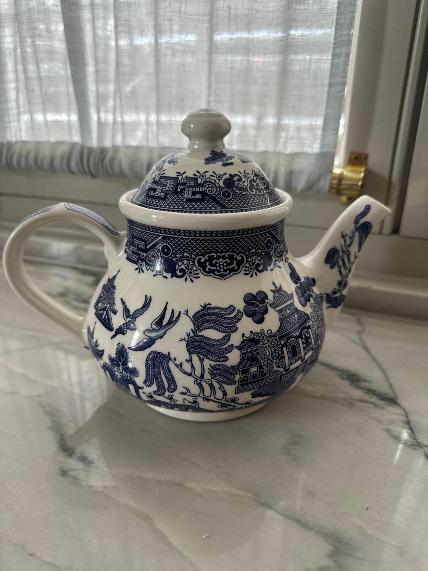 Vintage Churchill China Large 'Willow' Blue and White Transferware Teapot (Apt 1) - Image 2 of 2