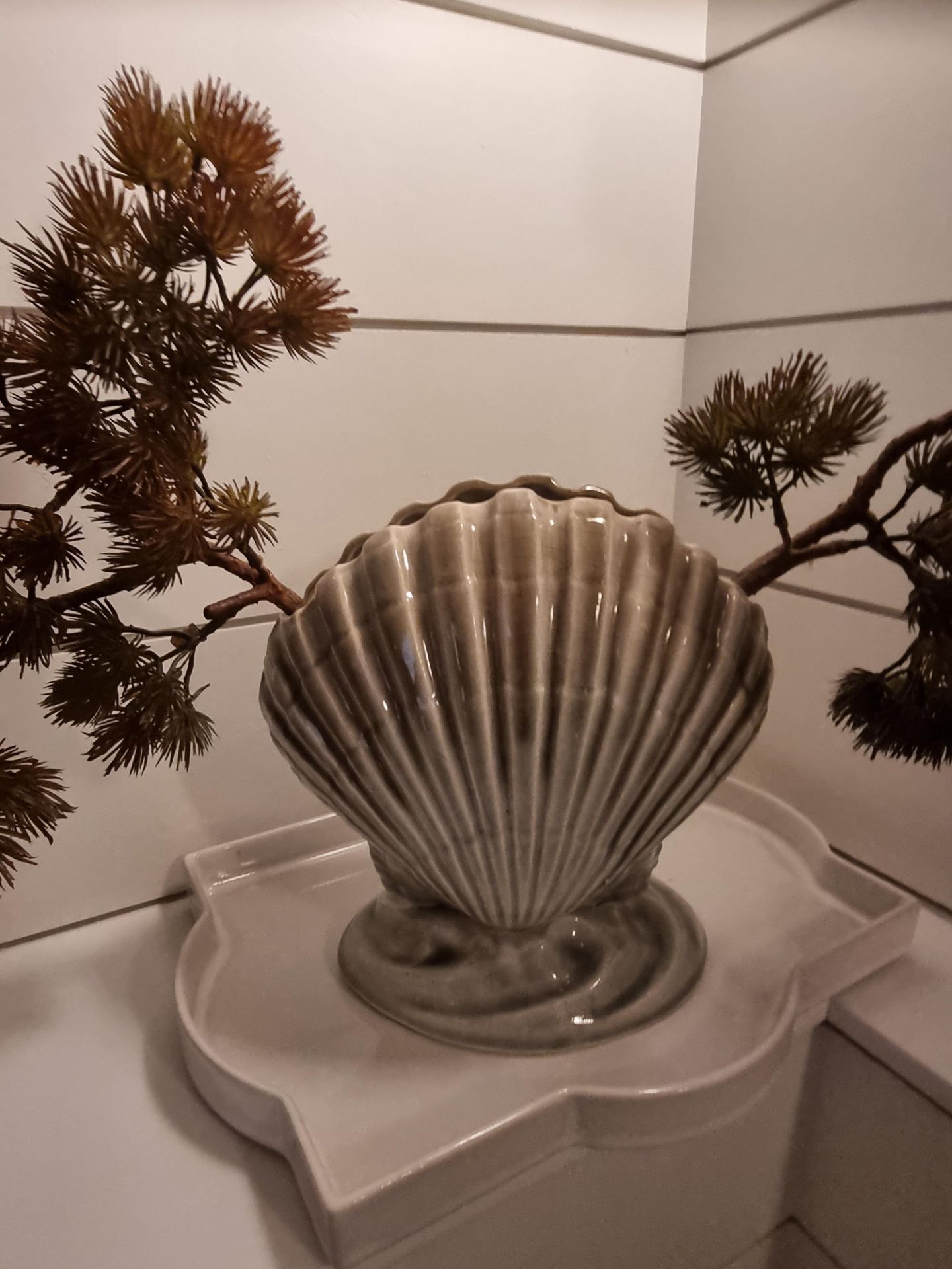 Vintage Large Glazed Pottery Scallop Shell  Bud Vase Holder (Apt 10) - Image 3 of 3