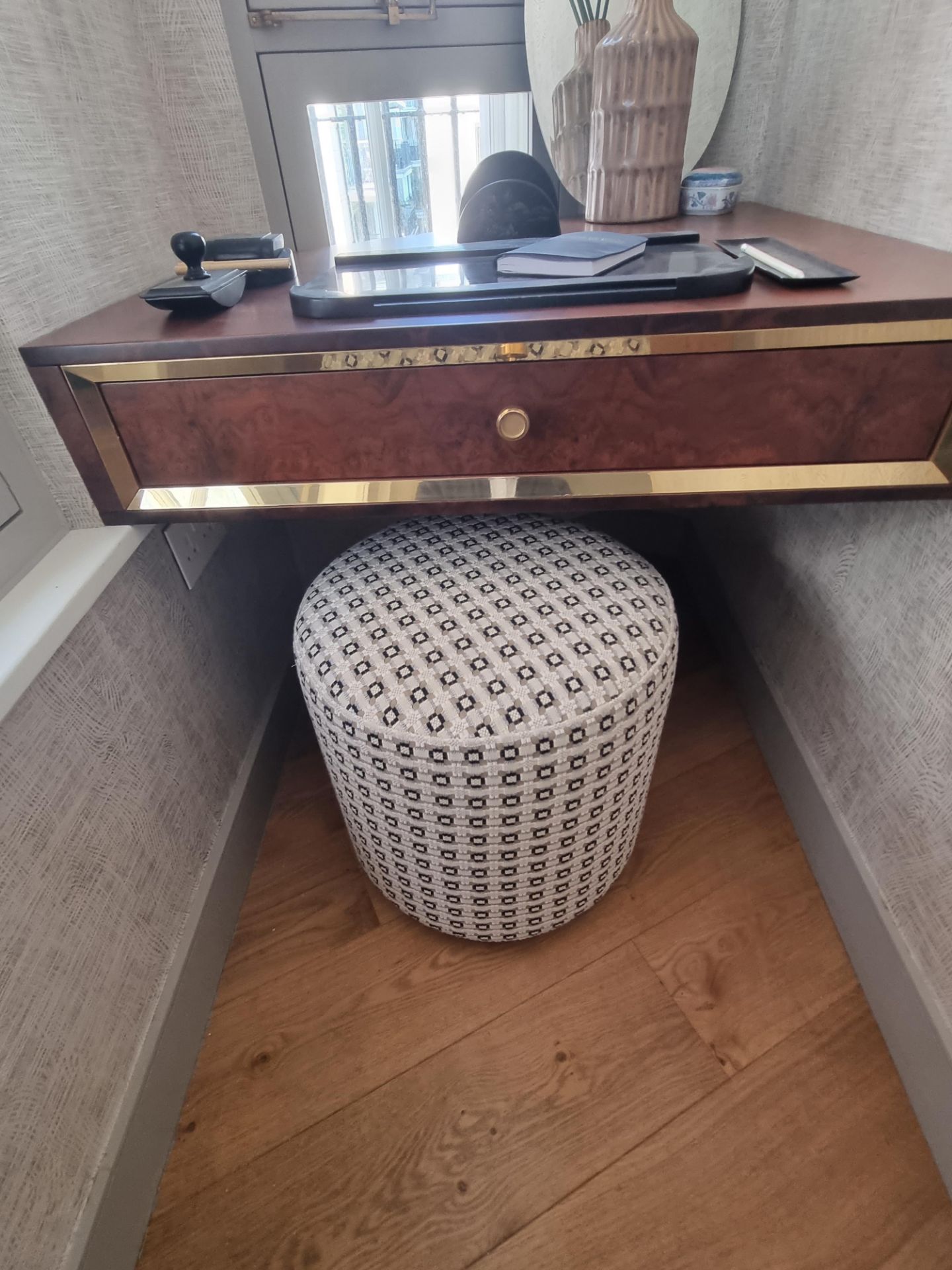 A walnut bespoke designed burled desk with brass trim and single drawer shaped to fit 90 x 18 x 84cm - Bild 2 aus 3
