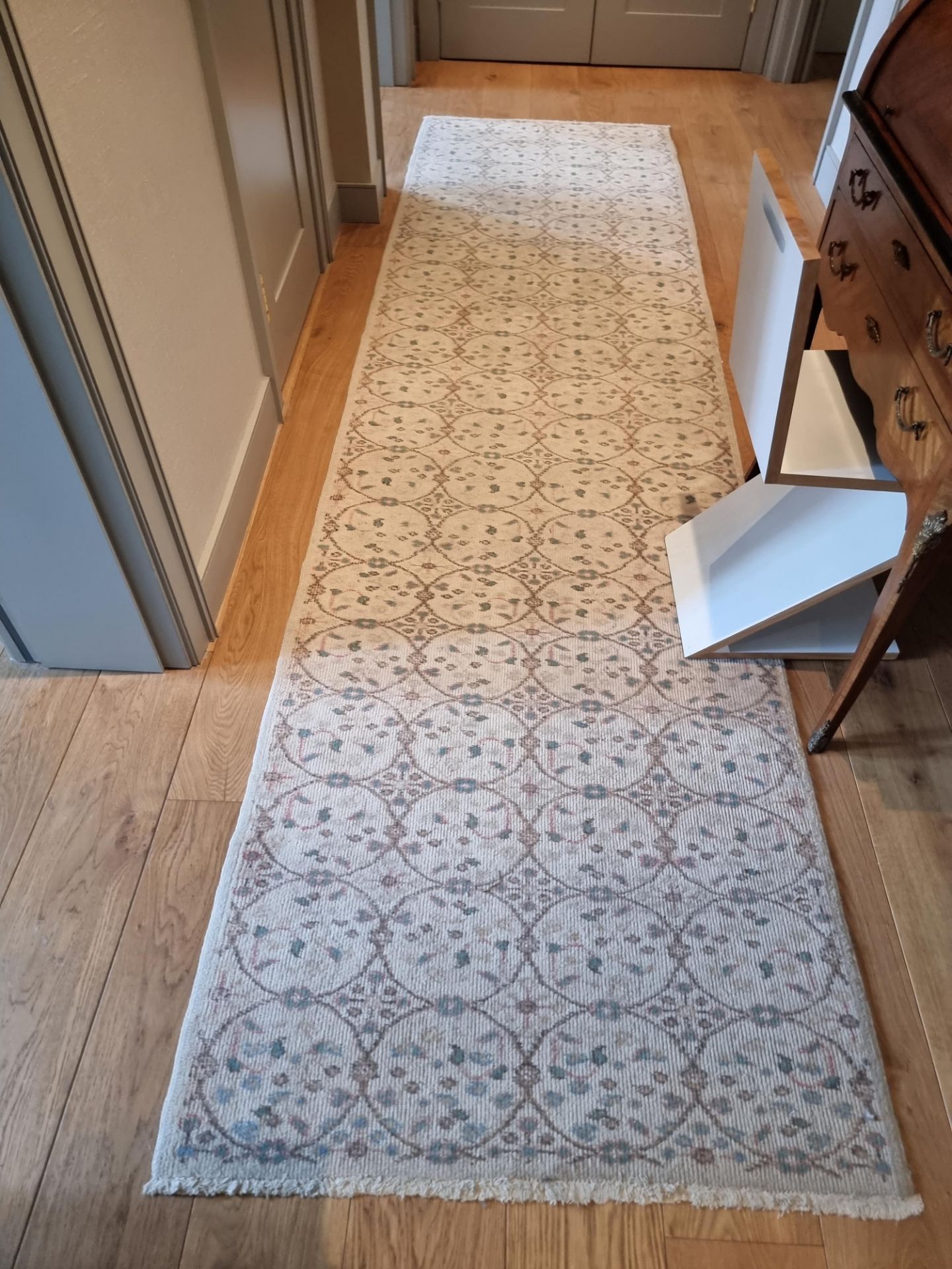 A cream and pastel pattern hallway runner rug 3.3m x 89cm  (Apt 1) - Image 2 of 4