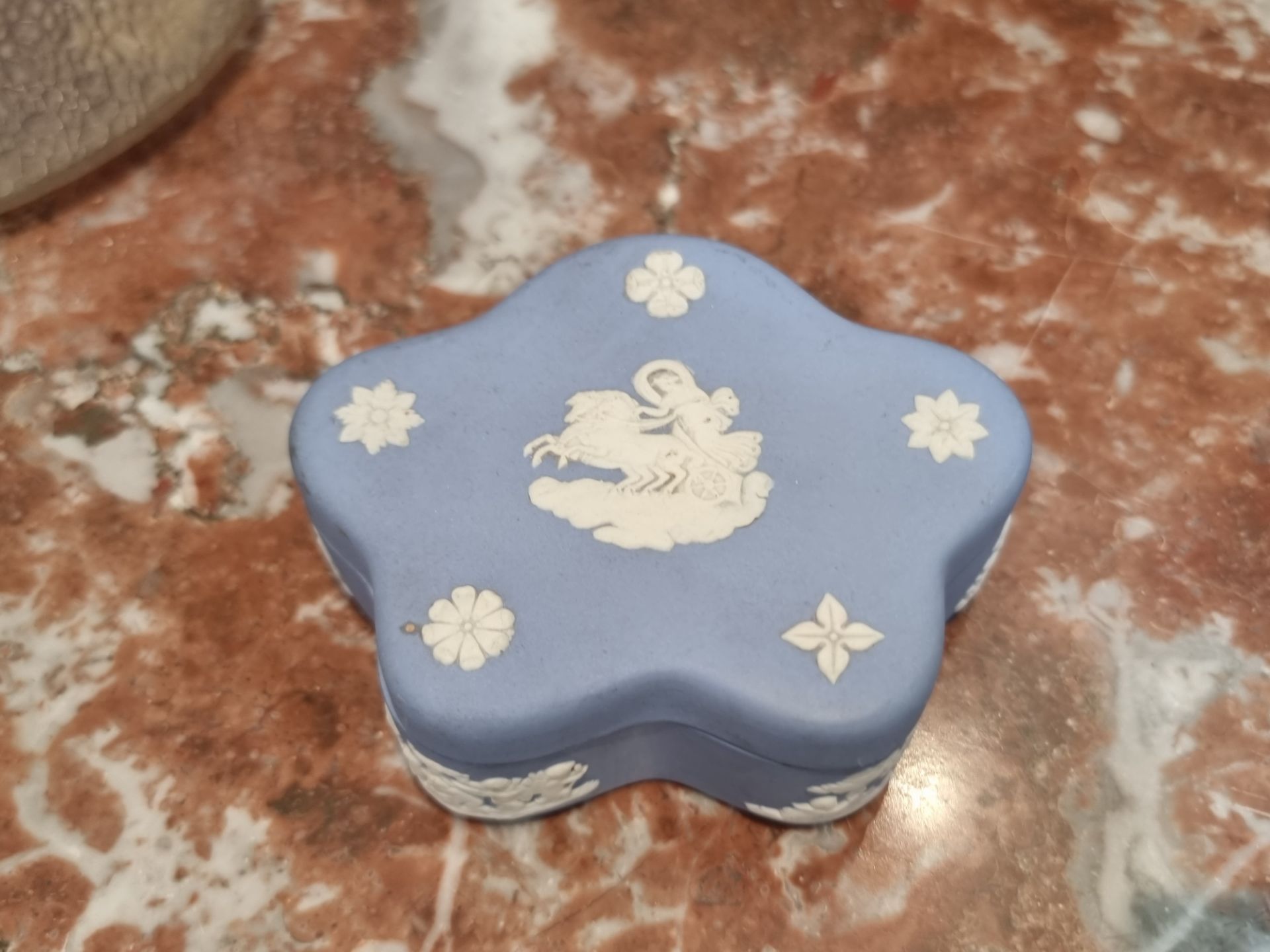 Vintage Wedgwood Blue Jasperware Trinket Ring Box With Cover Pentefoil Star Shape with Diana Chariot - Bild 2 aus 3