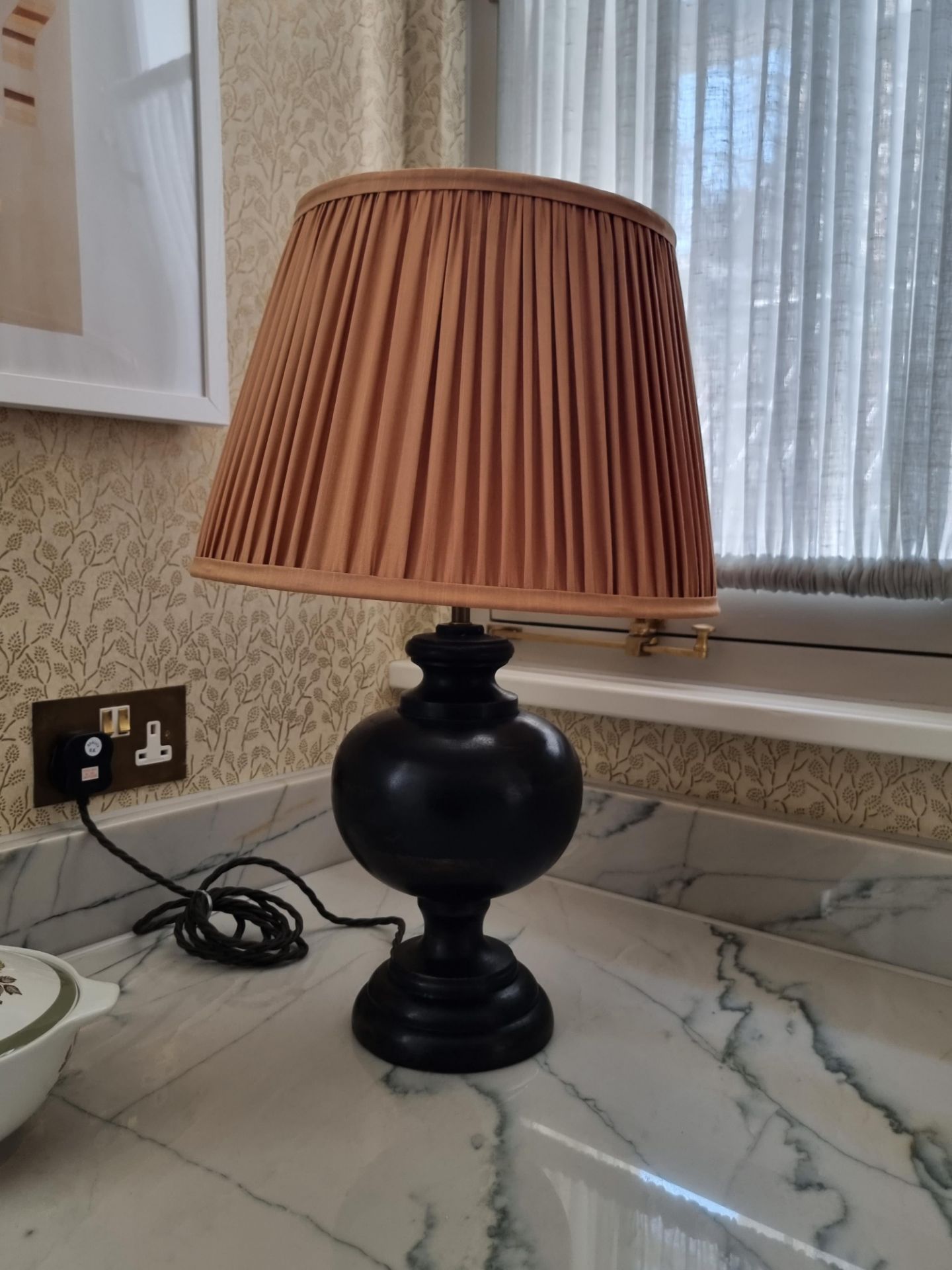 A pair of Venus baluster form table lamps in wood This lamp will fit B22 bayonet lightbulbs - push - Image 2 of 4