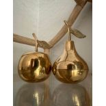 A set of vintage brass decorative objet – an apple and a pear (Apt 10)