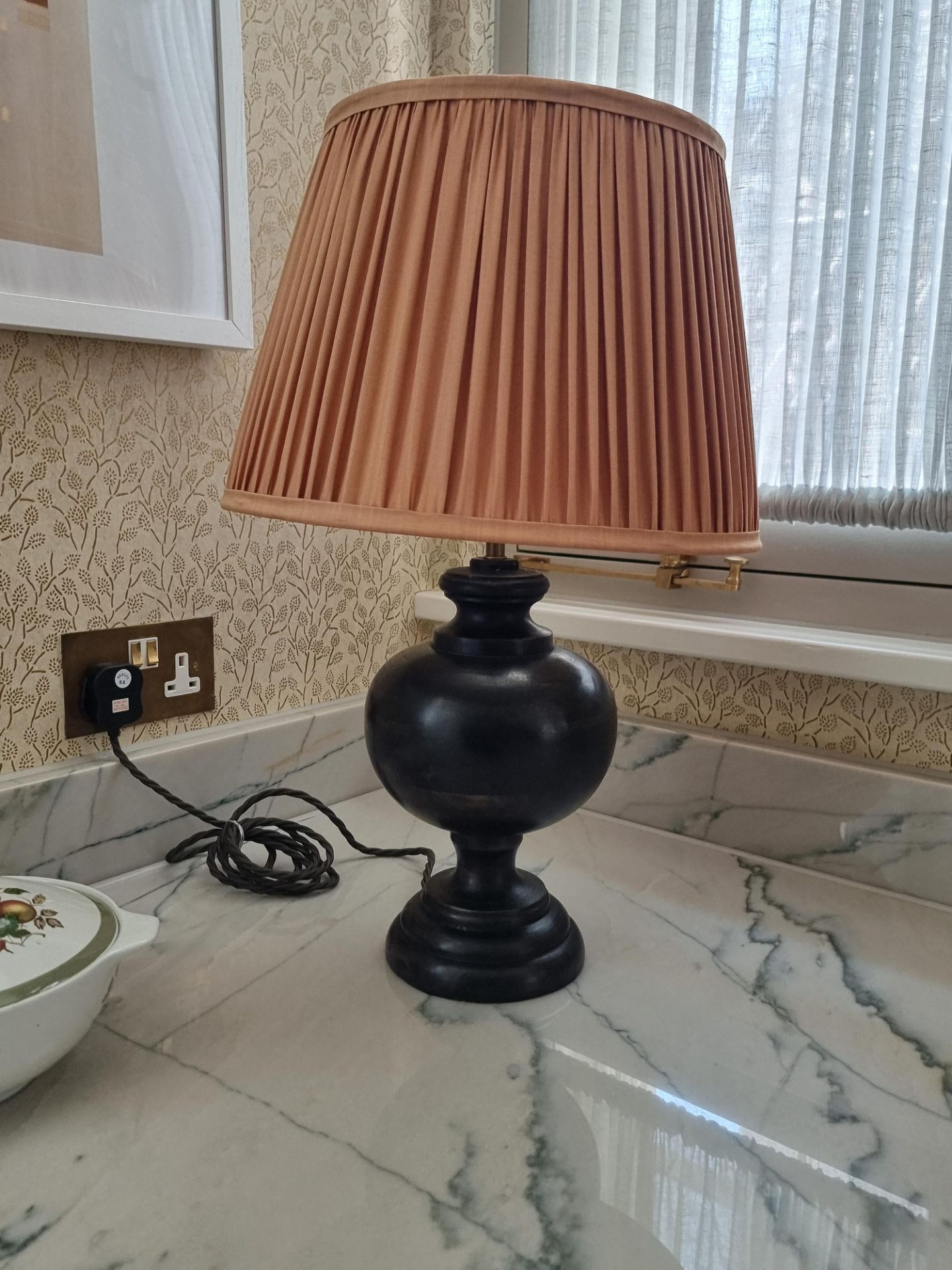 A pair of Venus baluster form table lamps in wood This lamp will fit B22 bayonet lightbulbs - push - Bild 3 aus 4