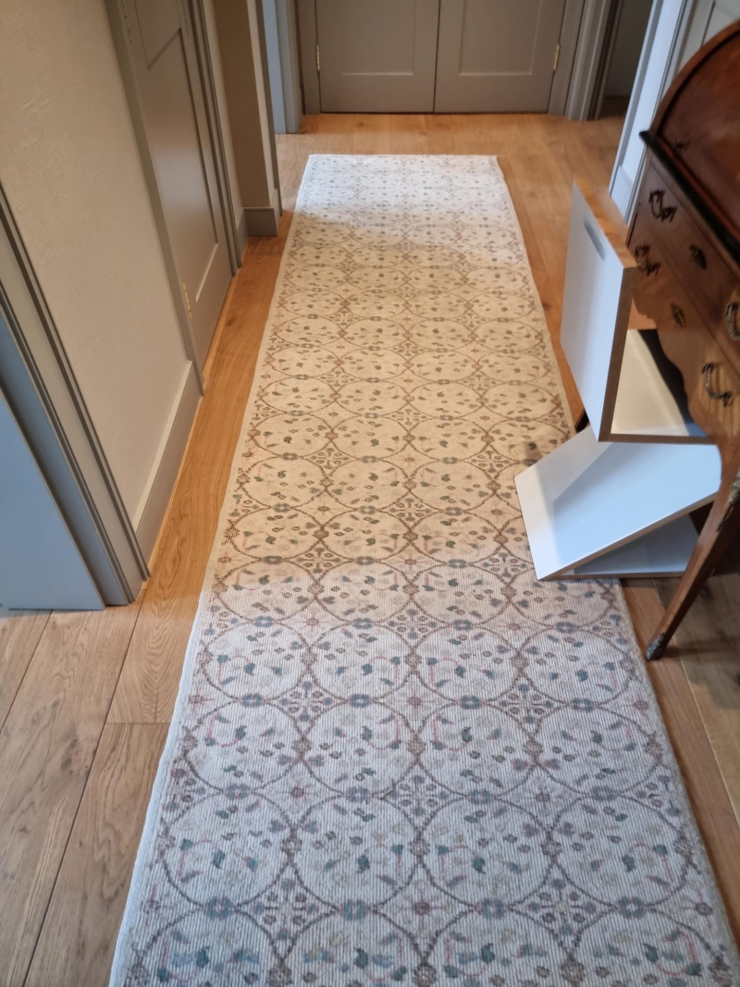 A cream and pastel pattern hallway runner rug 3.3m x 89cm  (Apt 1)