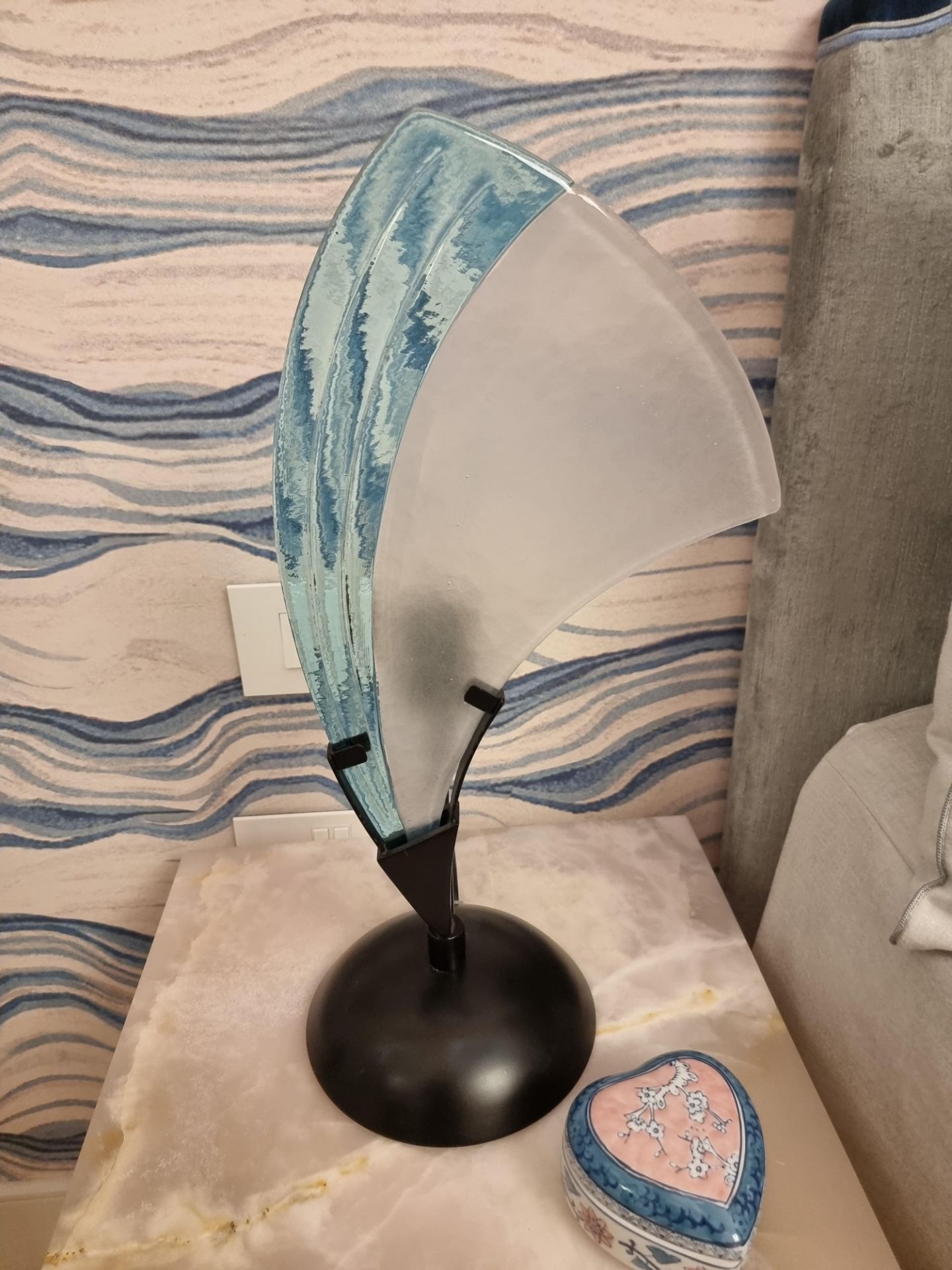 A pair of vintage Art Deco style opaline Murano glass fin table lamps on metal base (Apt 10) - Image 3 of 6