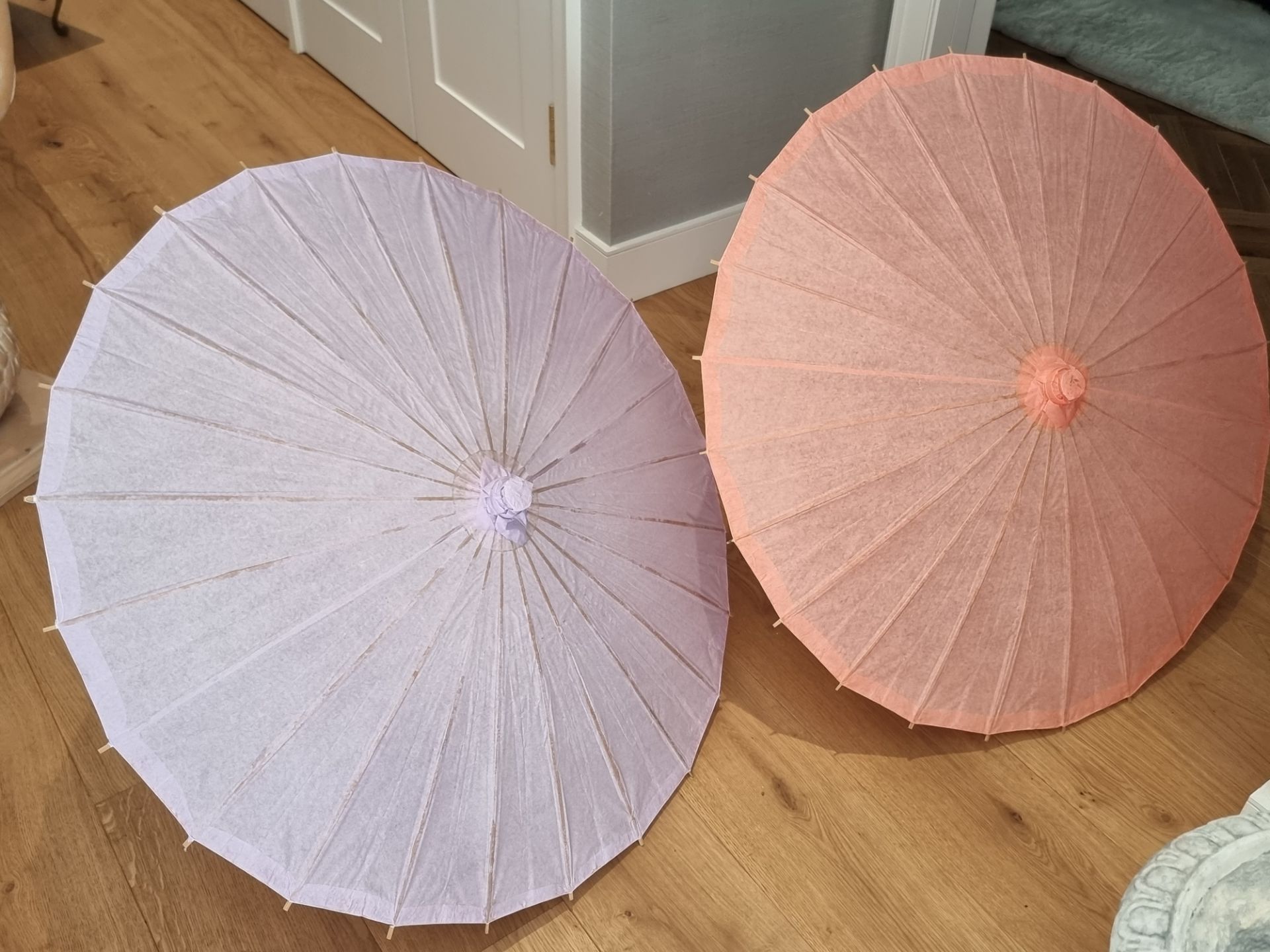 2 x Chinese Paper And Bamboo Parasols With Elegant Handle Painted Rice Paper Parasols Manual - Image 3 of 5