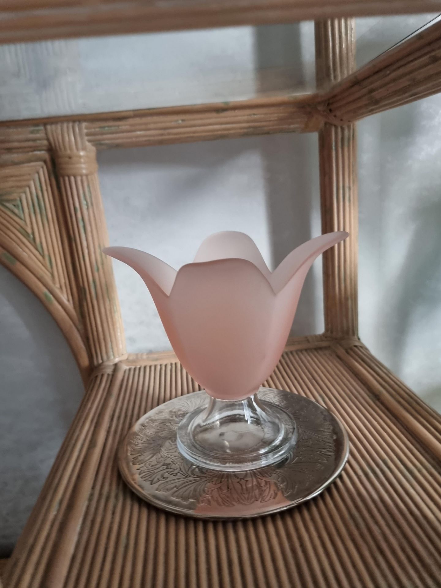 A pair fo Vintage art deco style pink frosted glass posy vase 16cm tall (Apt 10) - Image 3 of 3