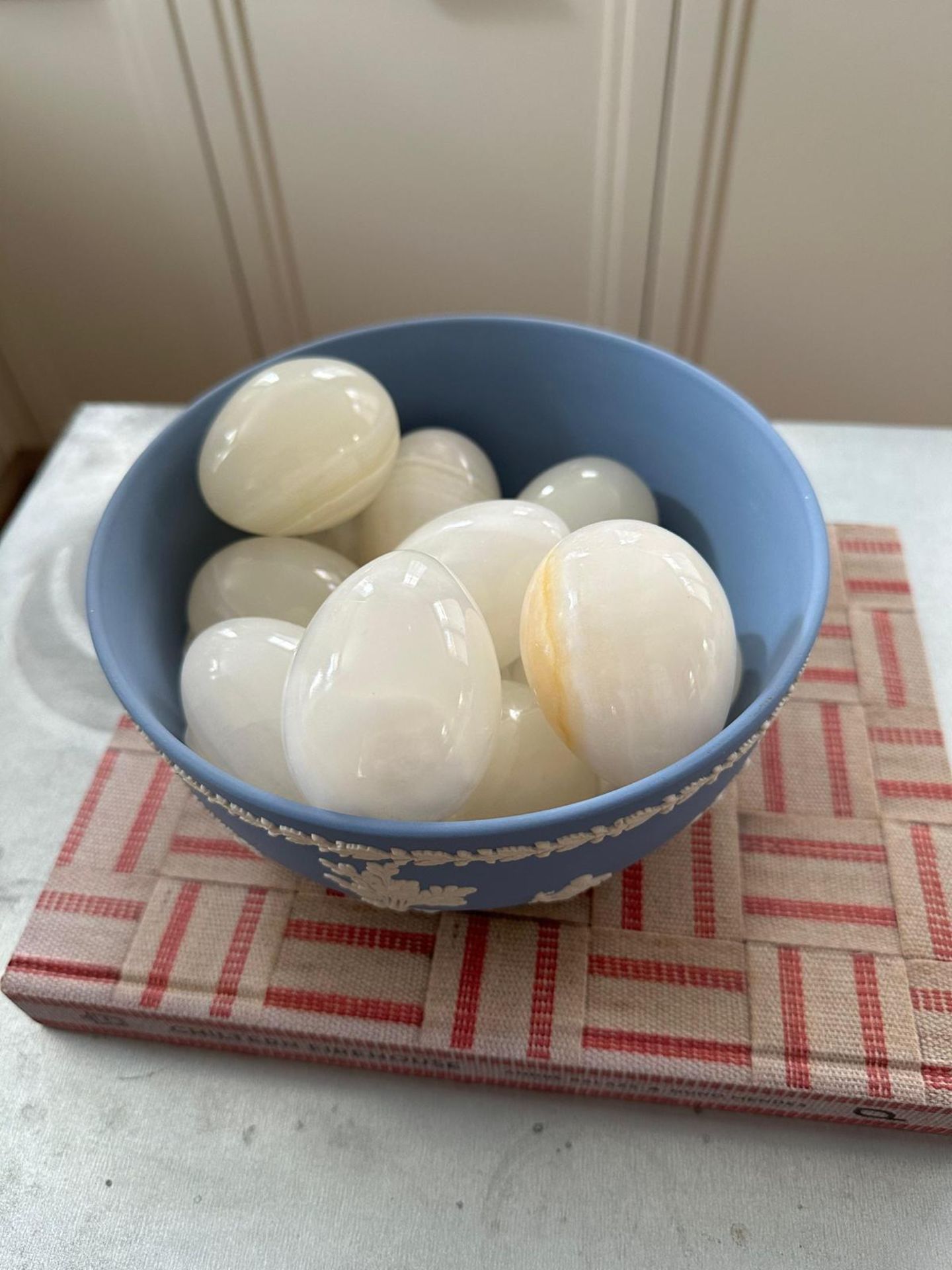 White Marble Eggs Decorative Objets (Apt 1) - Bild 3 aus 3