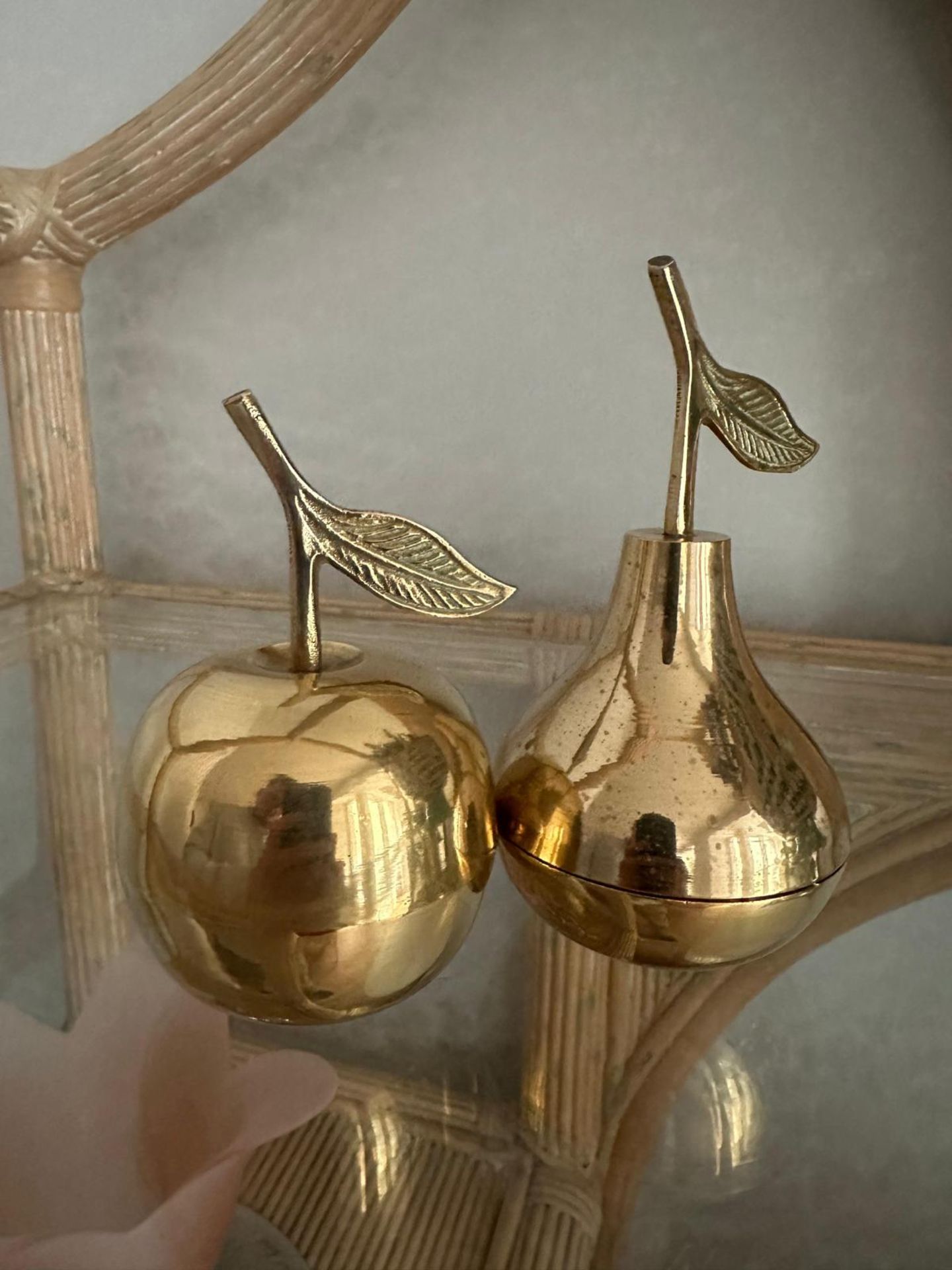 A set of vintage brass decorative objet – an apple and a pear (Apt 10) - Image 3 of 5