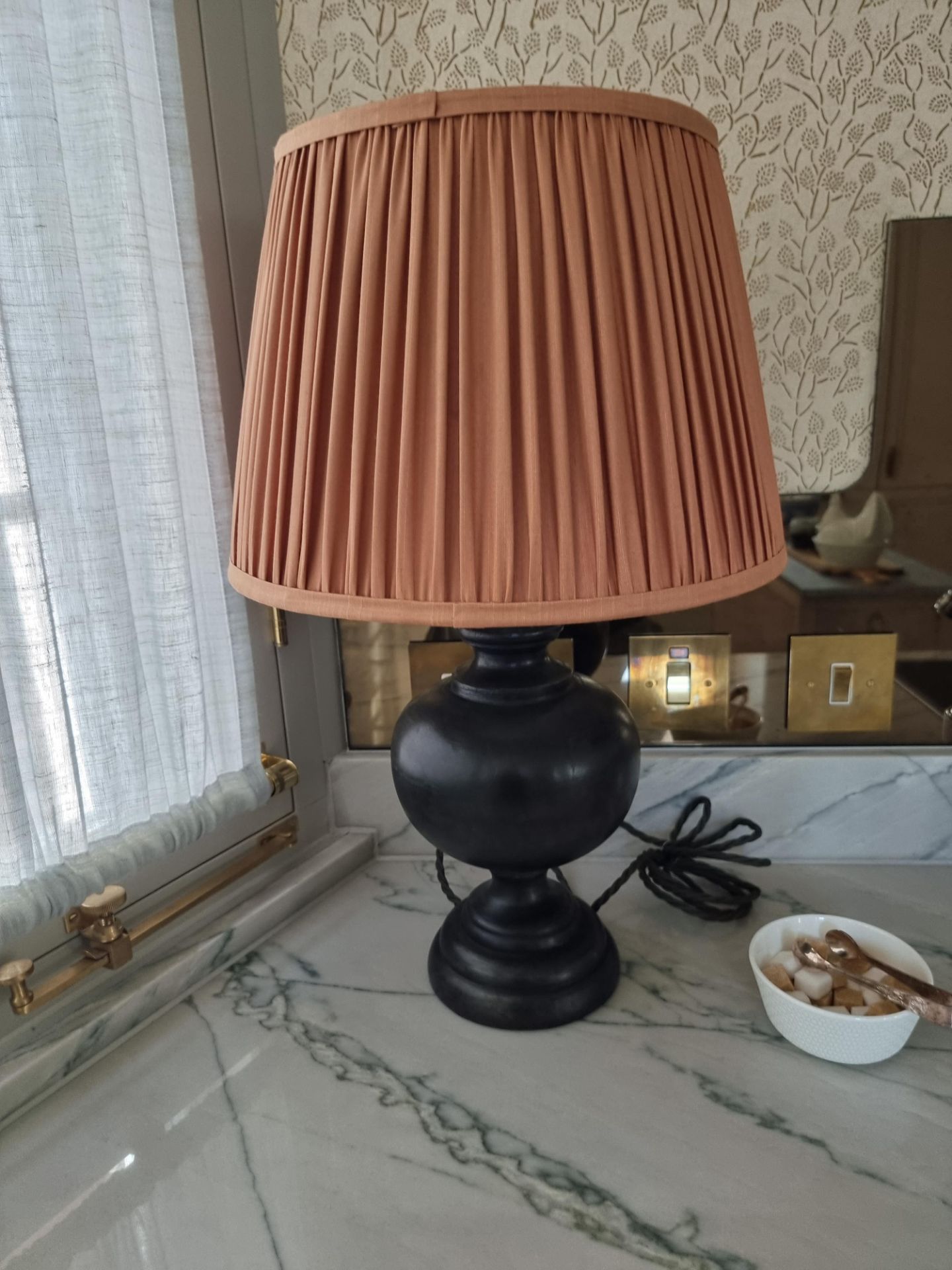 A pair of Venus baluster form table lamps in wood This lamp will fit B22 bayonet lightbulbs - push - Bild 4 aus 4