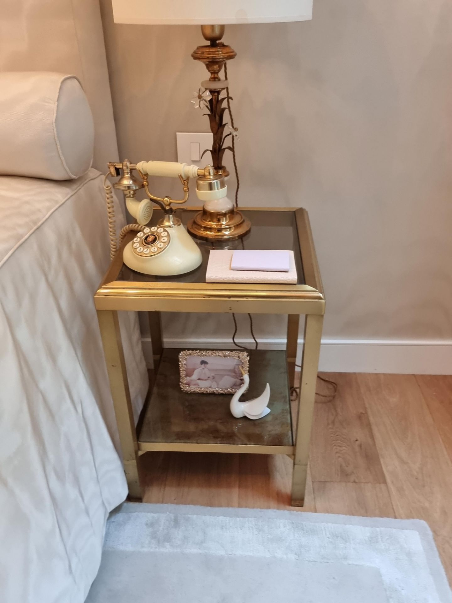 A Pair of French mid-century gilt-brass side tables with two tiers and gold eglomise glass tops, - Bild 3 aus 3