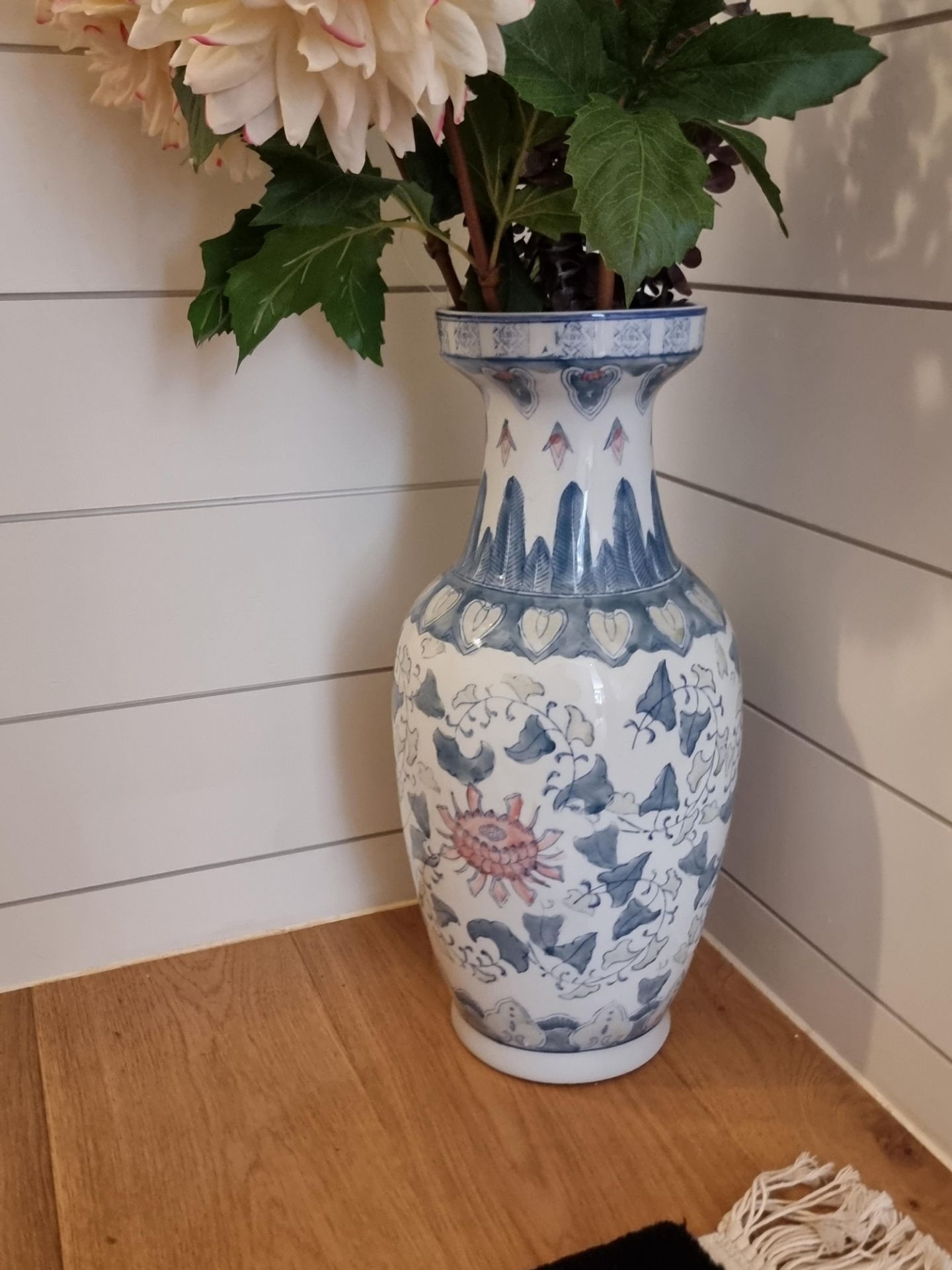 Vintage oriental floor vase hand painted and glazed porcelain 48cm tall (Apt 10) - Image 4 of 5