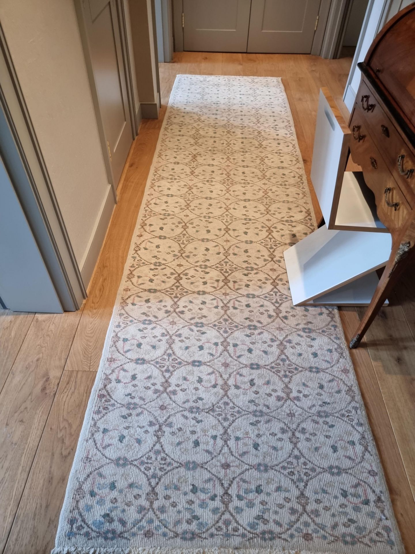 A cream and pastel pattern hallway runner rug 3.3m x 89cm  (Apt 1) - Image 3 of 4