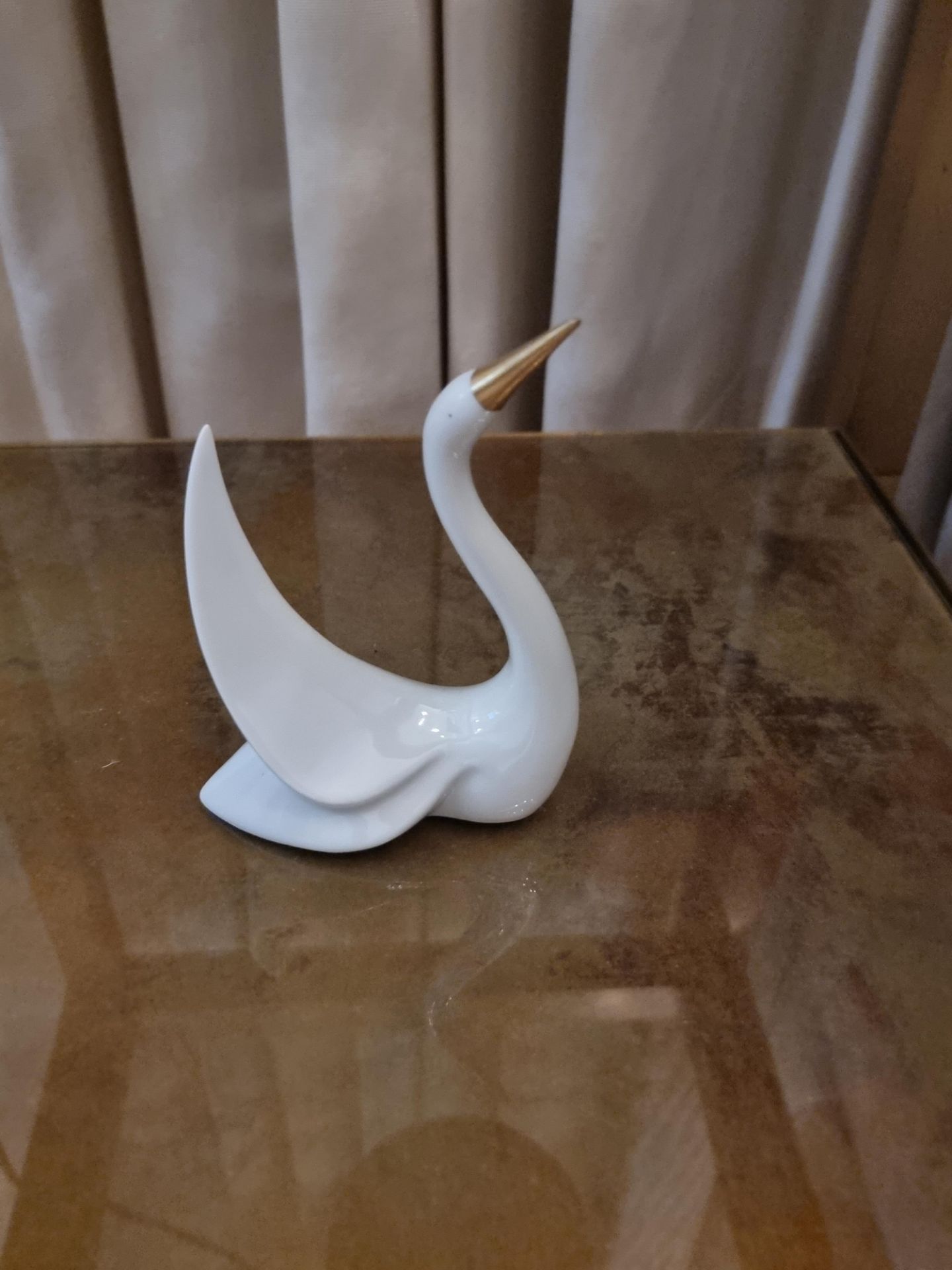 A pair of Elegant White Porcelain Swan Figurine with Golden Detail - Hollohaza Hungary 60s (Apt 10)