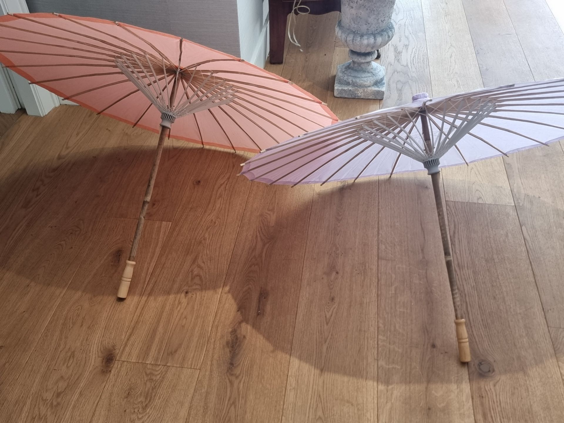 2 x Chinese Paper And Bamboo Parasols With Elegant Handle Painted Rice Paper Parasols Manual - Image 4 of 5