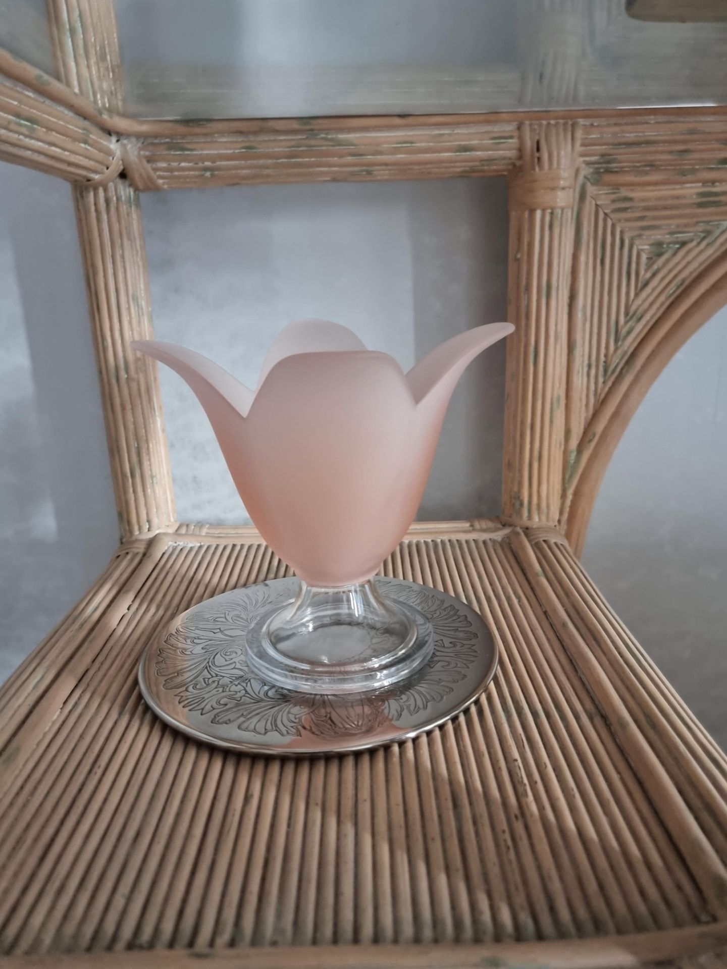 A pair fo Vintage art deco style pink frosted glass posy vase 16cm tall (Apt 10) - Image 2 of 3