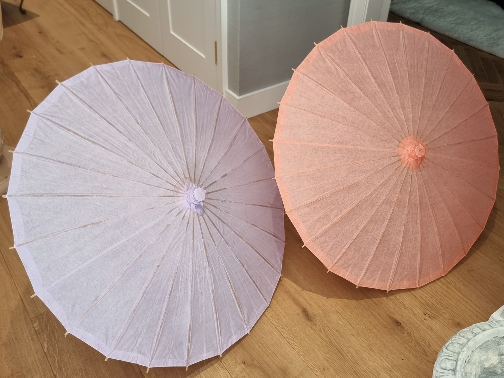 2 x Chinese Paper And Bamboo Parasols With Elegant Handle Painted Rice Paper Parasols Manual - Image 2 of 5