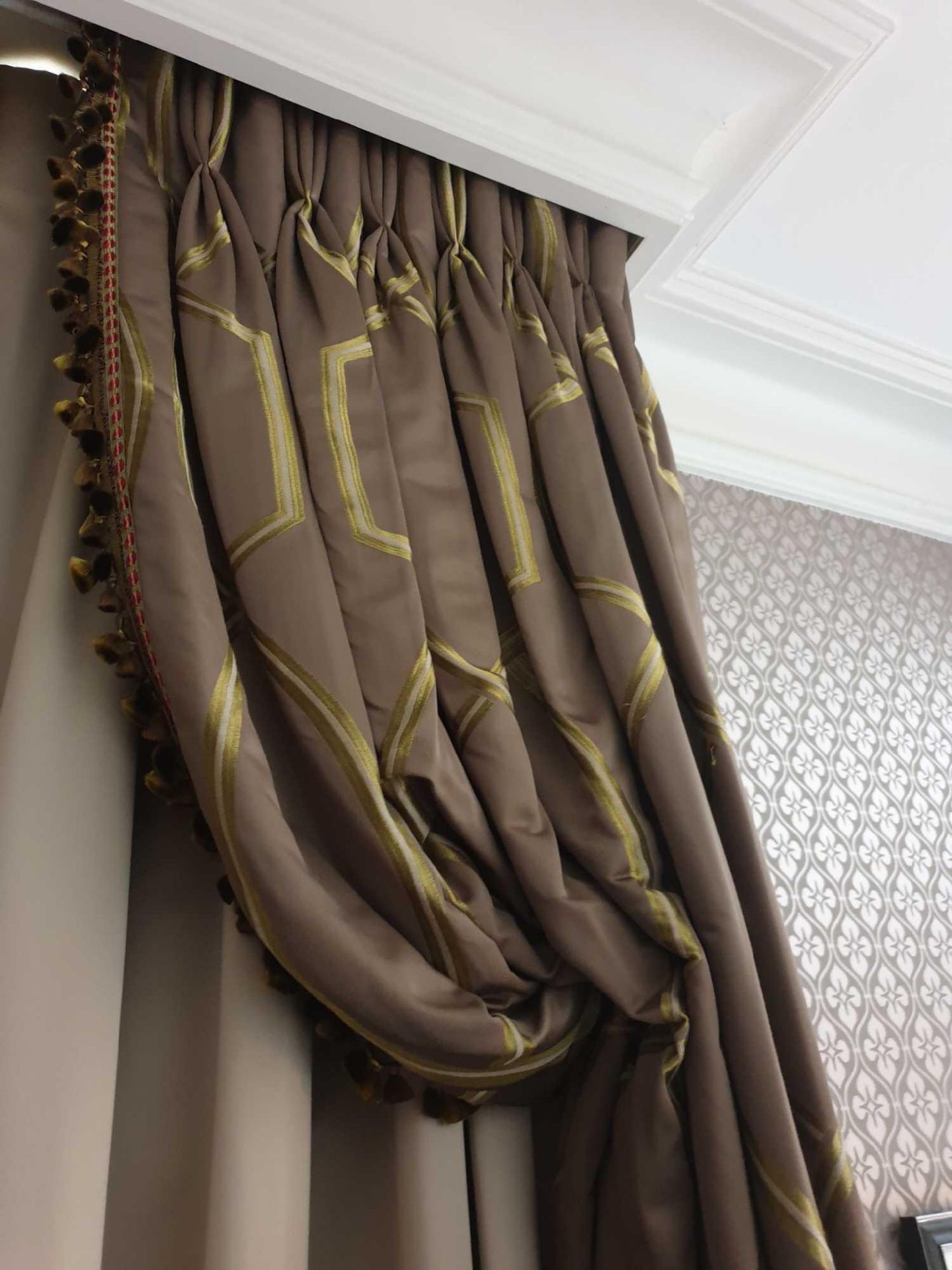 A Pair Of Silk Drapes And Jabots With Green And Grey Chain Pattern Tassels And Piping 220 x 280cm ( - Image 3 of 3