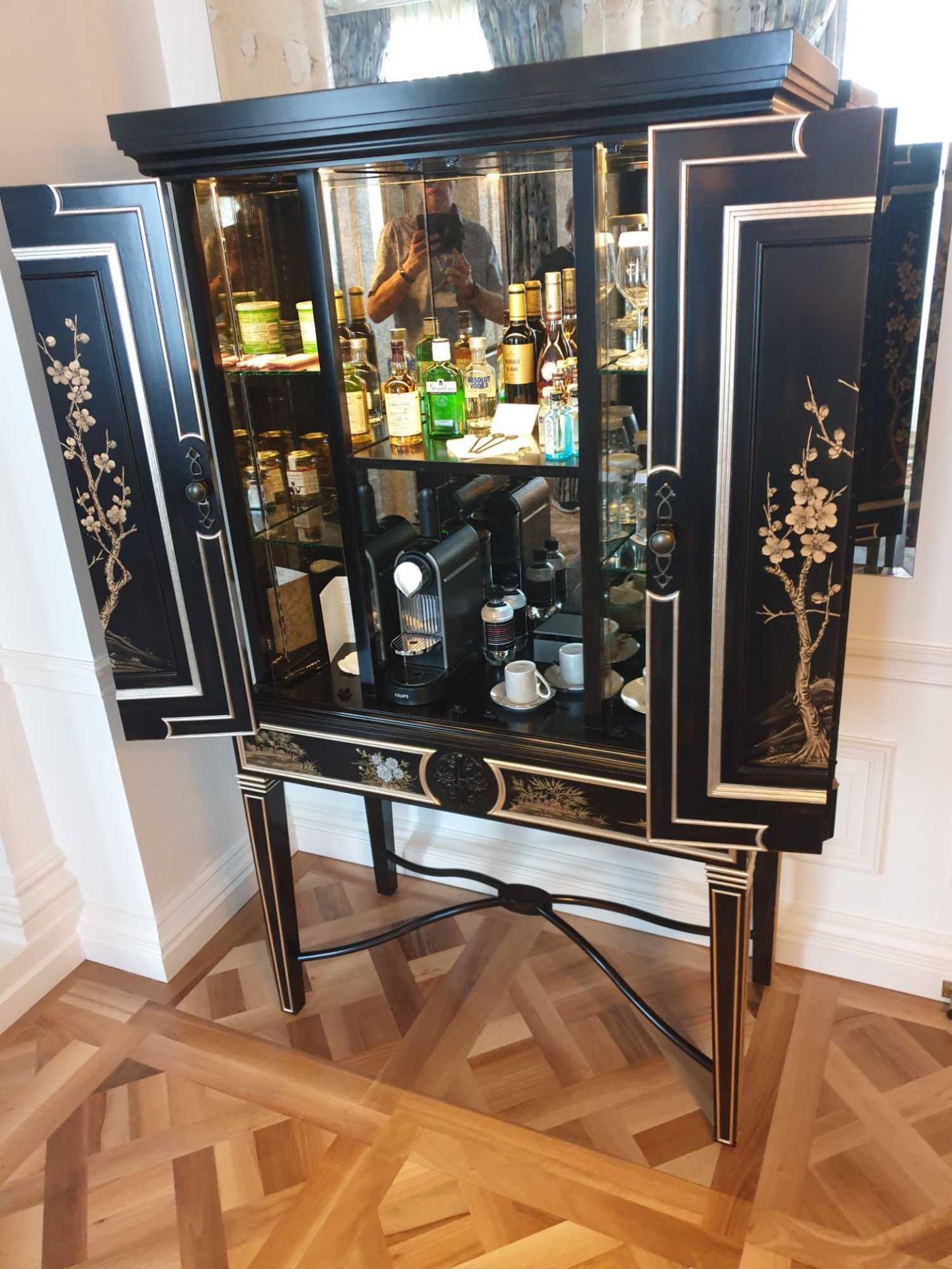 English Georgian Style Black Lacquered Chinoiserie Gilded Cocktail Cabinet Martini Bar Bifold Two - Bild 3 aus 3