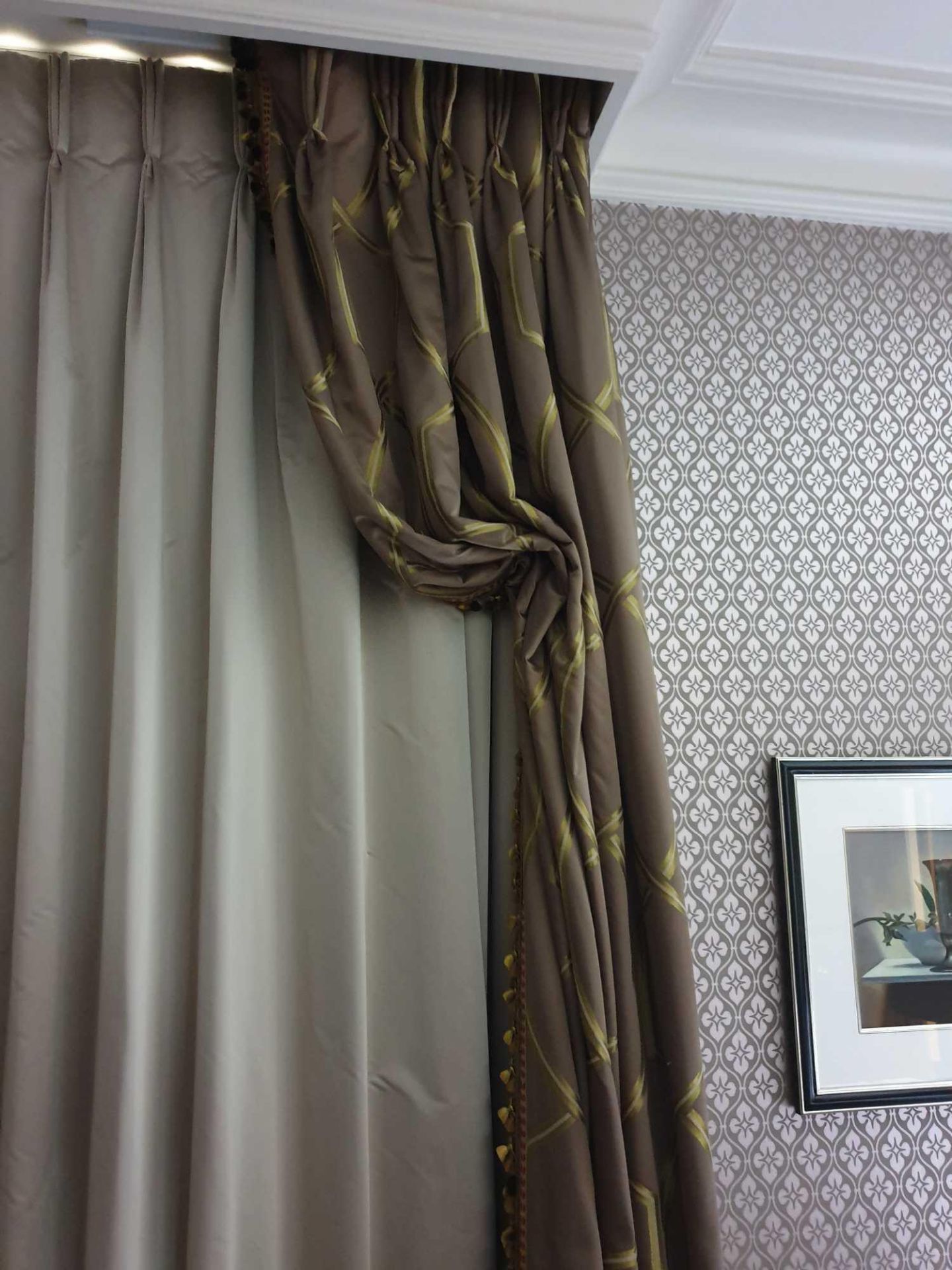 A Pair Of Silk Drapes And Jabots Dark Grey With Grey And Green Chain Style Pattern Tassel Trim And - Bild 4 aus 4
