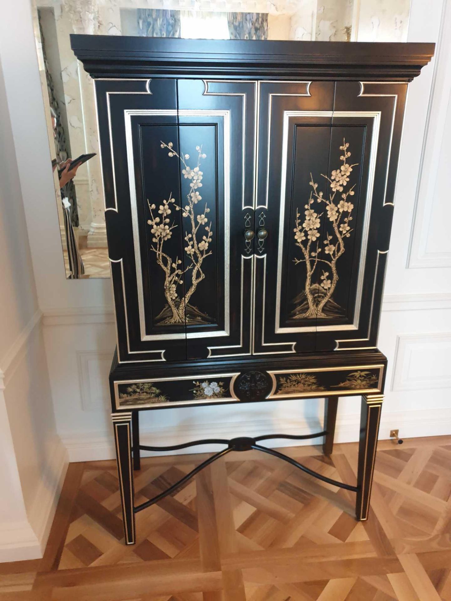 English Georgian Style Black Lacquered Chinoiserie Gilded Cocktail Cabinet Martini Bar Bifold Two