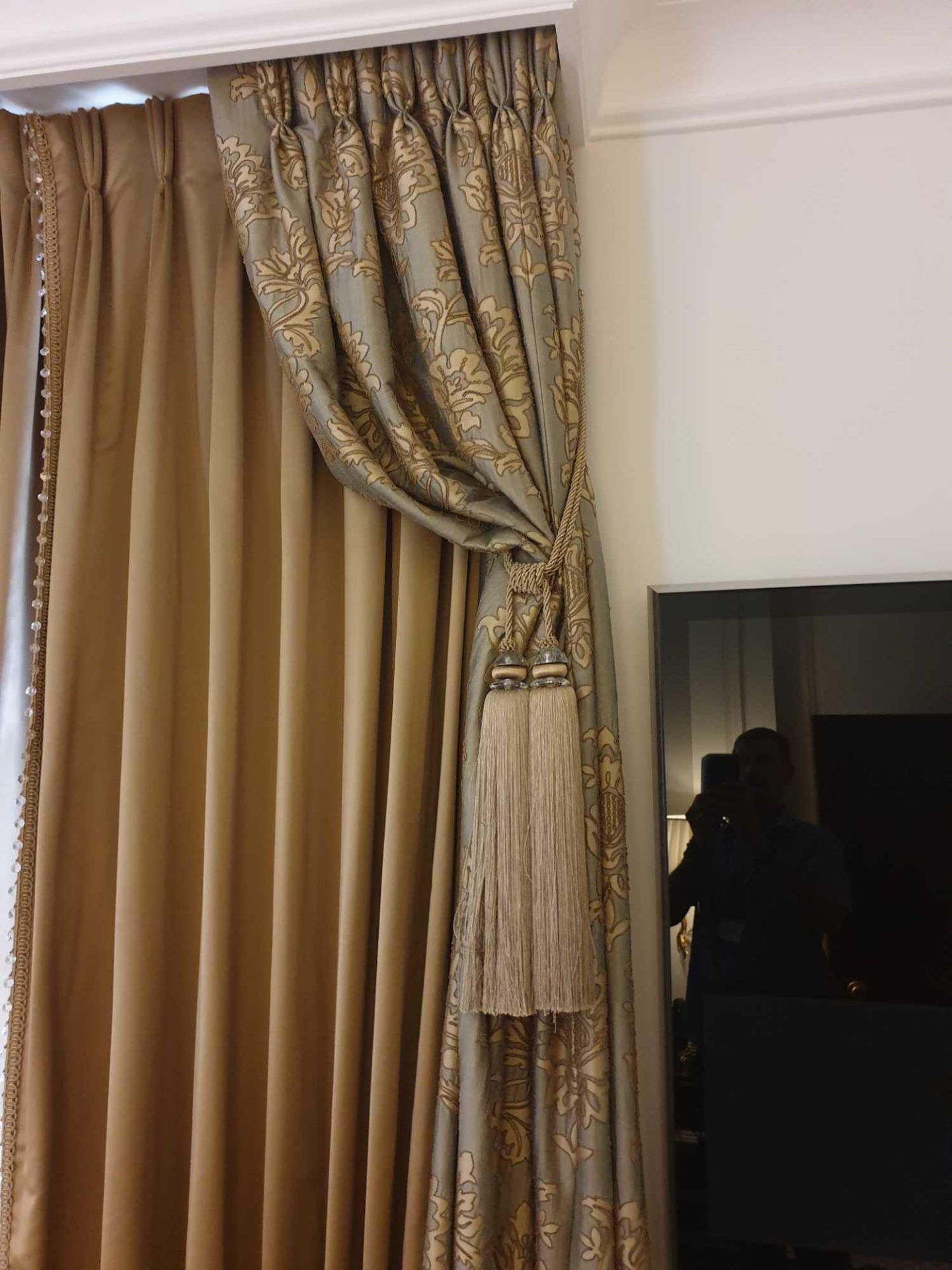 A Pair Of Silk Drapes And Jabots 180 x 280cm (Room 701) - Image 2 of 3