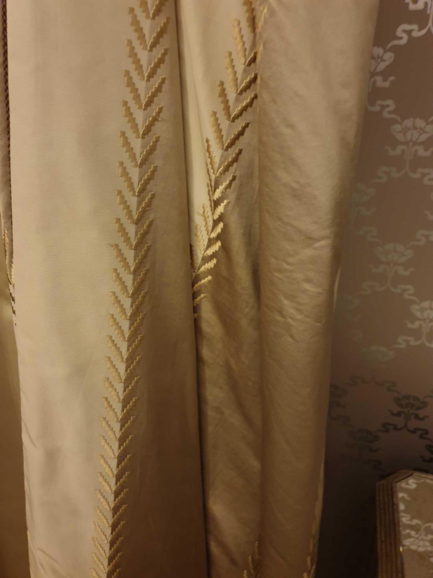 A Pair Of Silk Drapes And Jabots In Pale Gold And Dark Gold Large Stripes With Intermittent Gold - Image 3 of 3