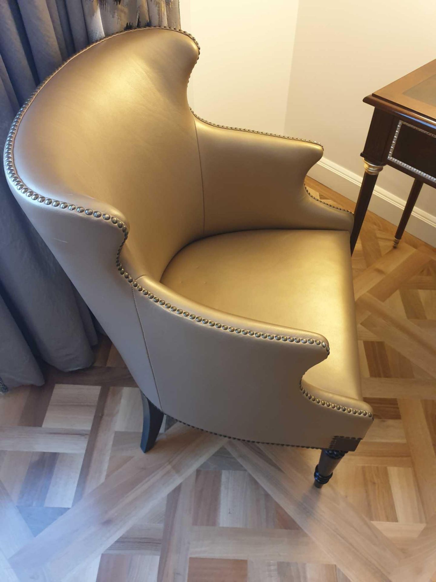 A Modern Wing Back Chair Upholstered In Gold Leather With Pin Stud Detail On Dark Solid Wood Frame - Bild 2 aus 3