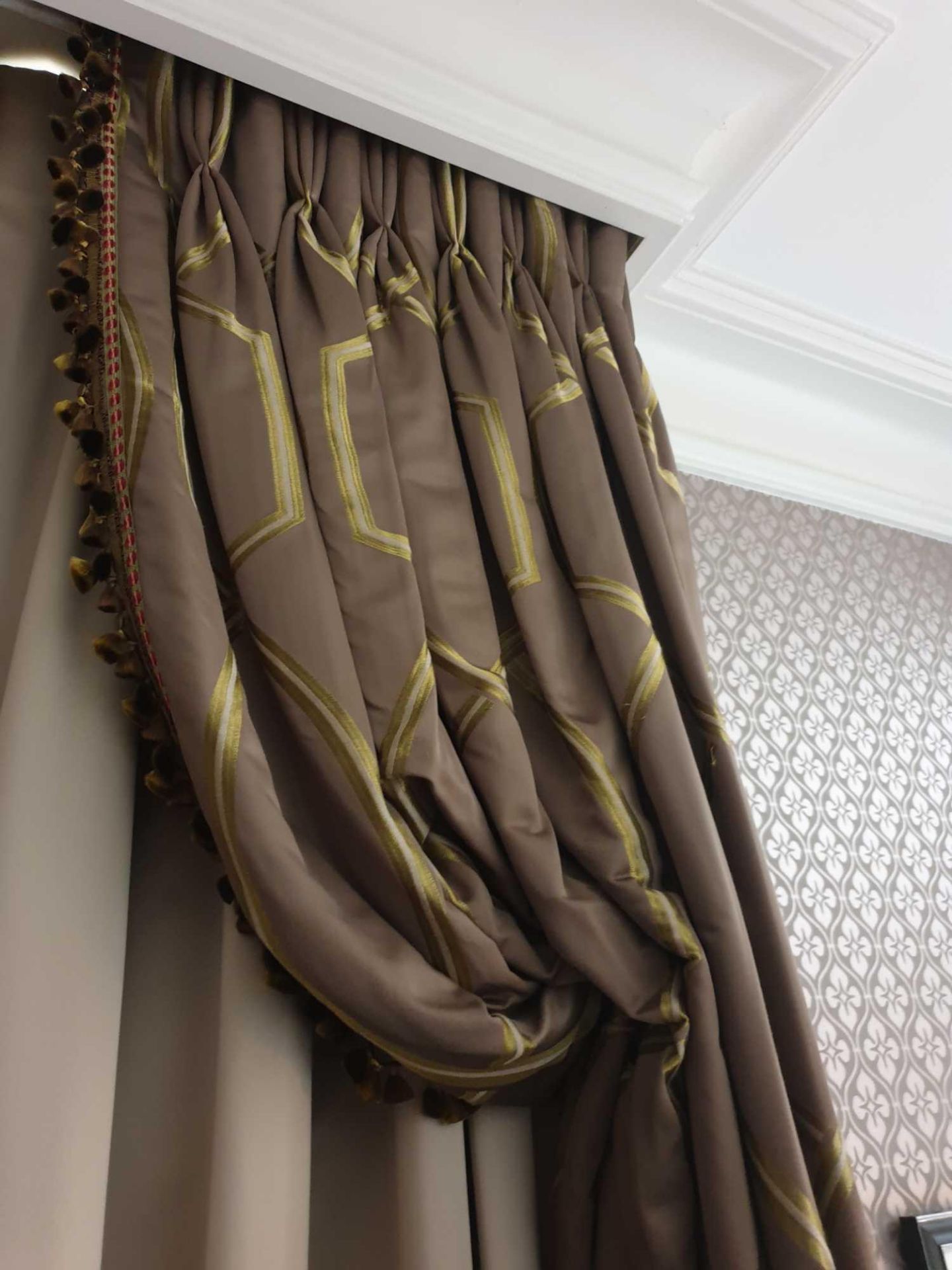 A Pair Of Silk Drapes And Jabots With Green And Grey Chain Pattern Tassels And Piping 220 x 280cm ( - Image 2 of 4