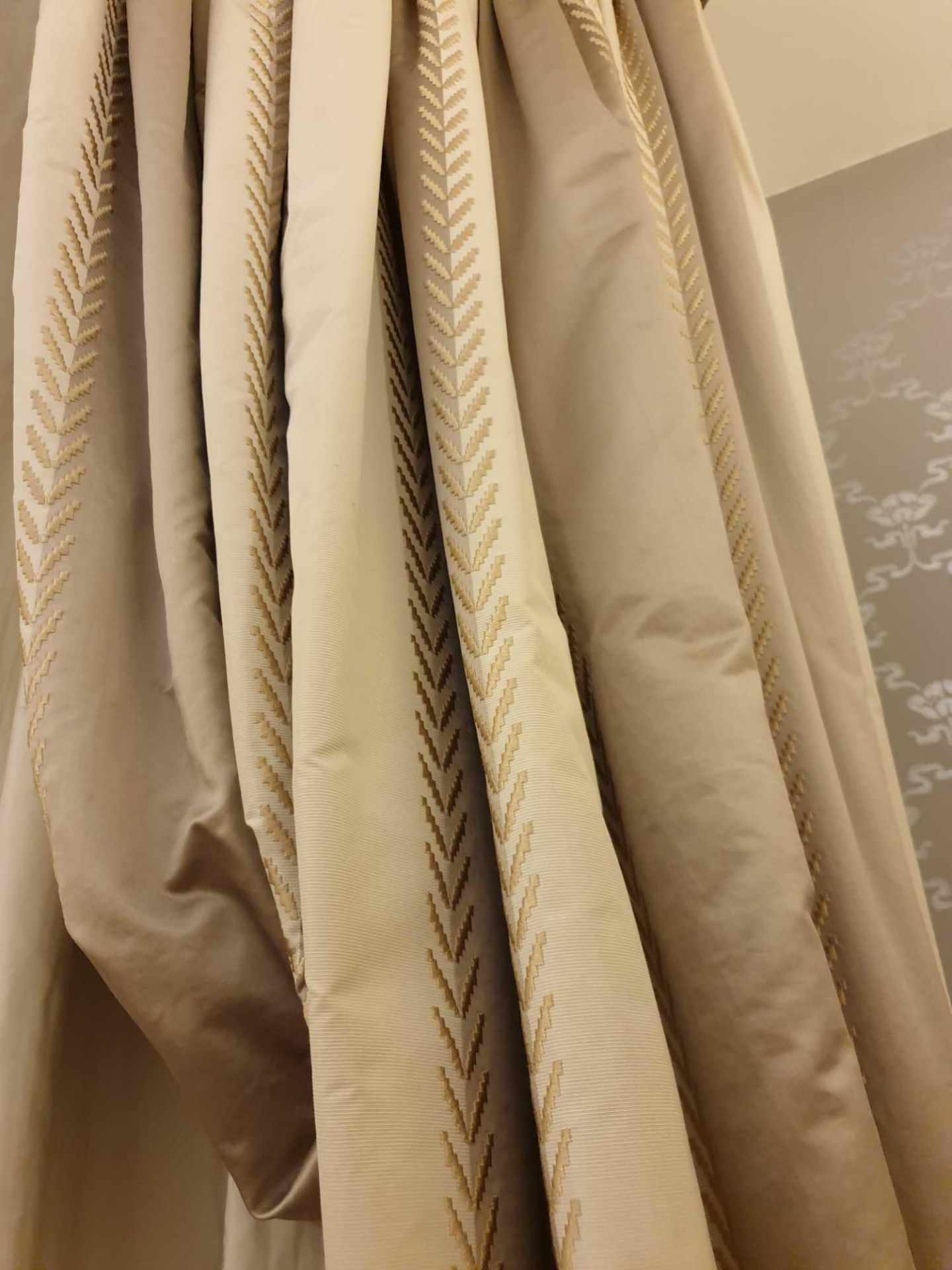 A Pair Of Silk Drapes And Jabots Gold And Dark Gold Stripes With Piping 220 x 280cm (Room 721) - Image 4 of 4