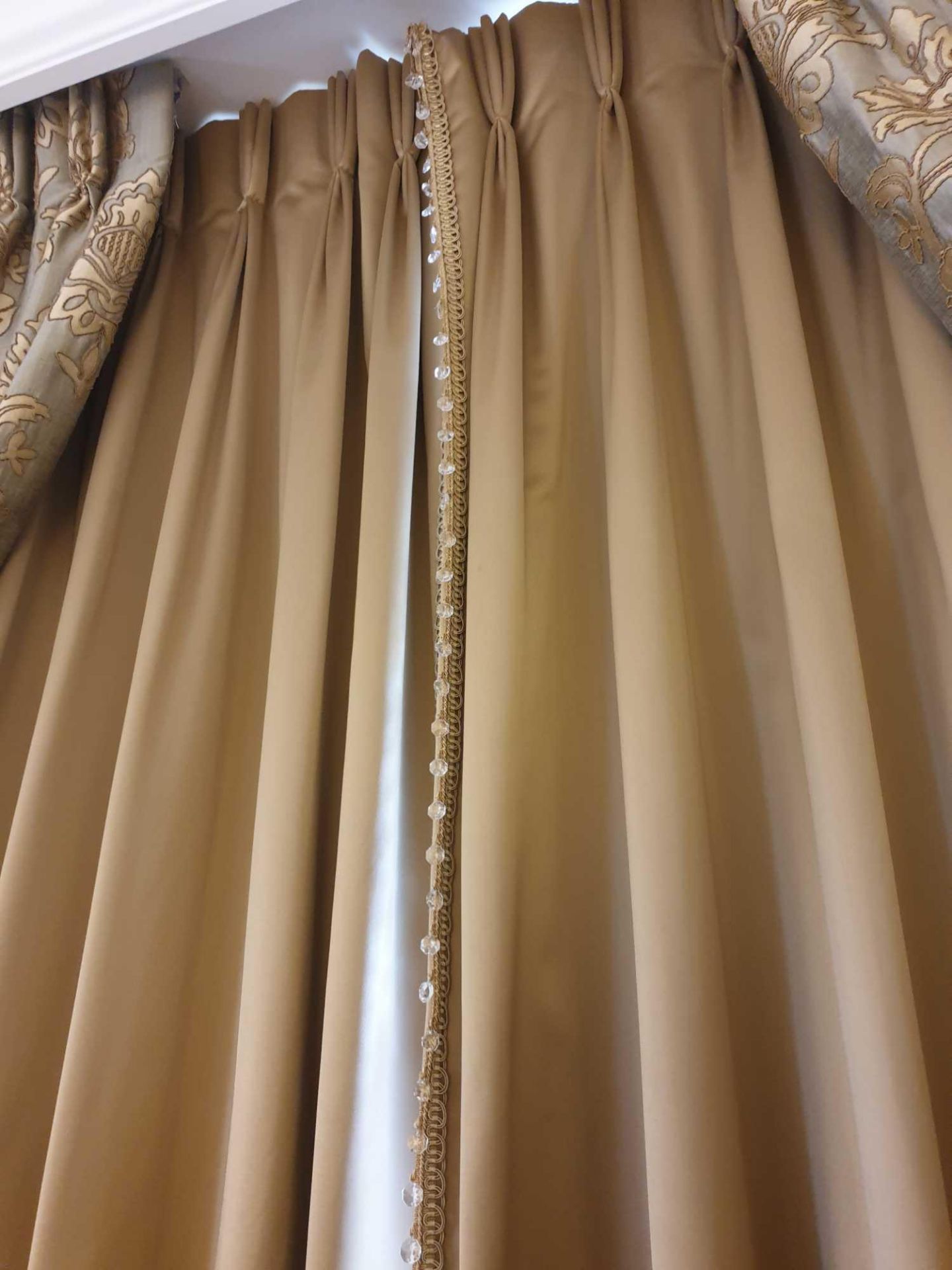 A Pair Of Silk Drapes And Jabots 180 x 280cm (Room 701) - Bild 3 aus 3