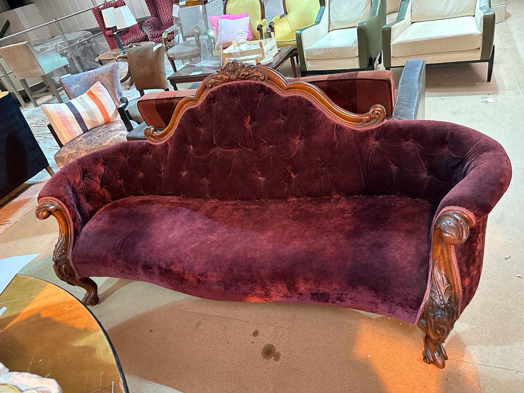 Beautiful carved wooden sofa upholstered in puple velvet - Image 2 of 5