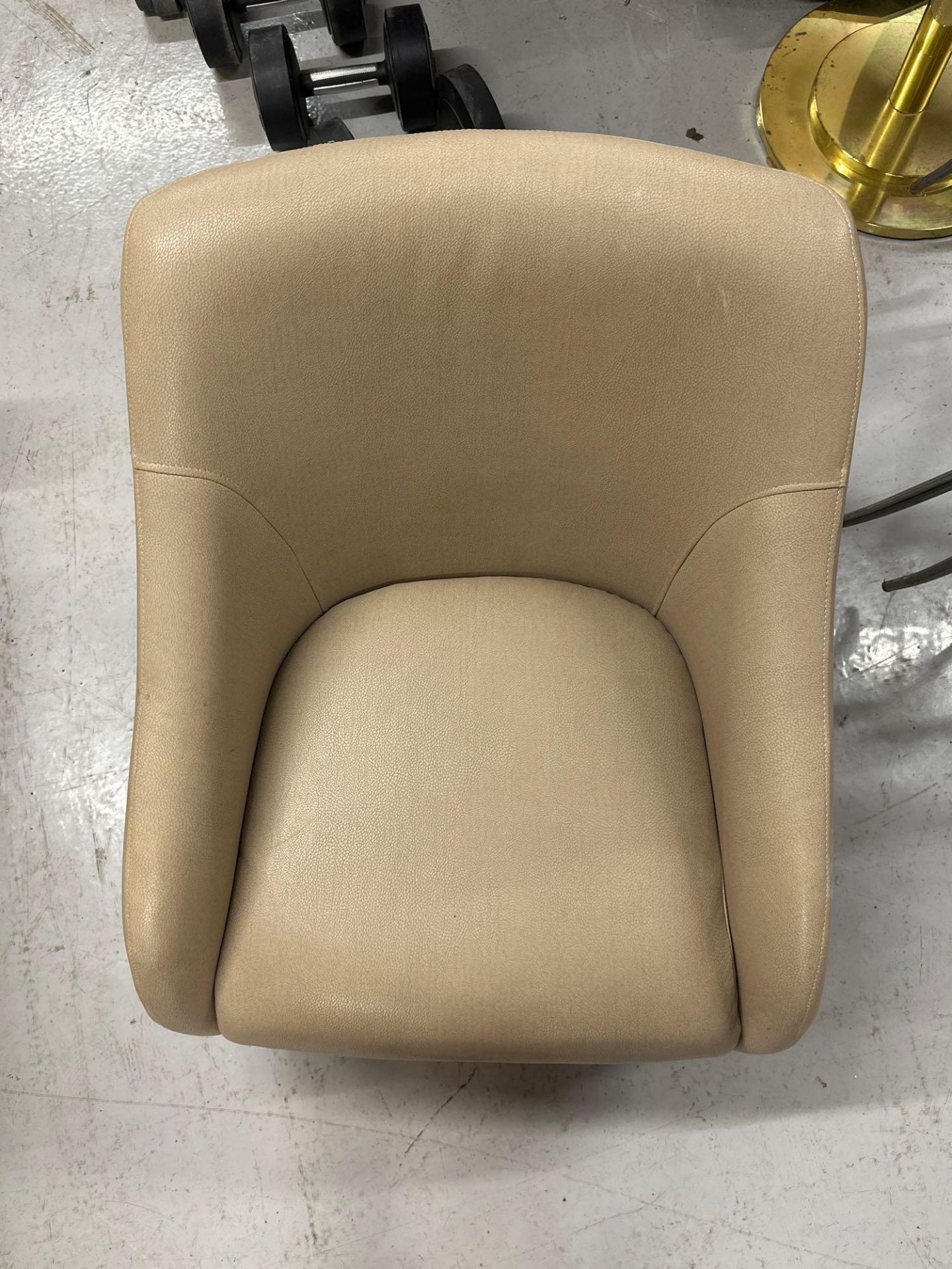 A Pair Of Upholstered Beige Dining Chairs With Dark Wooden Legs 78 x 63 x 72cm Seat Pitch 49cm - Bild 2 aus 3