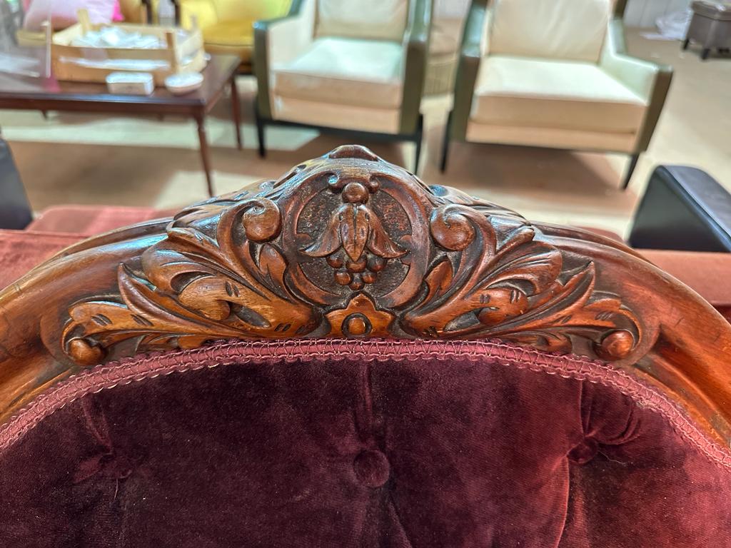 Beautiful carved wooden sofa upholstered in puple velvet - Image 3 of 5